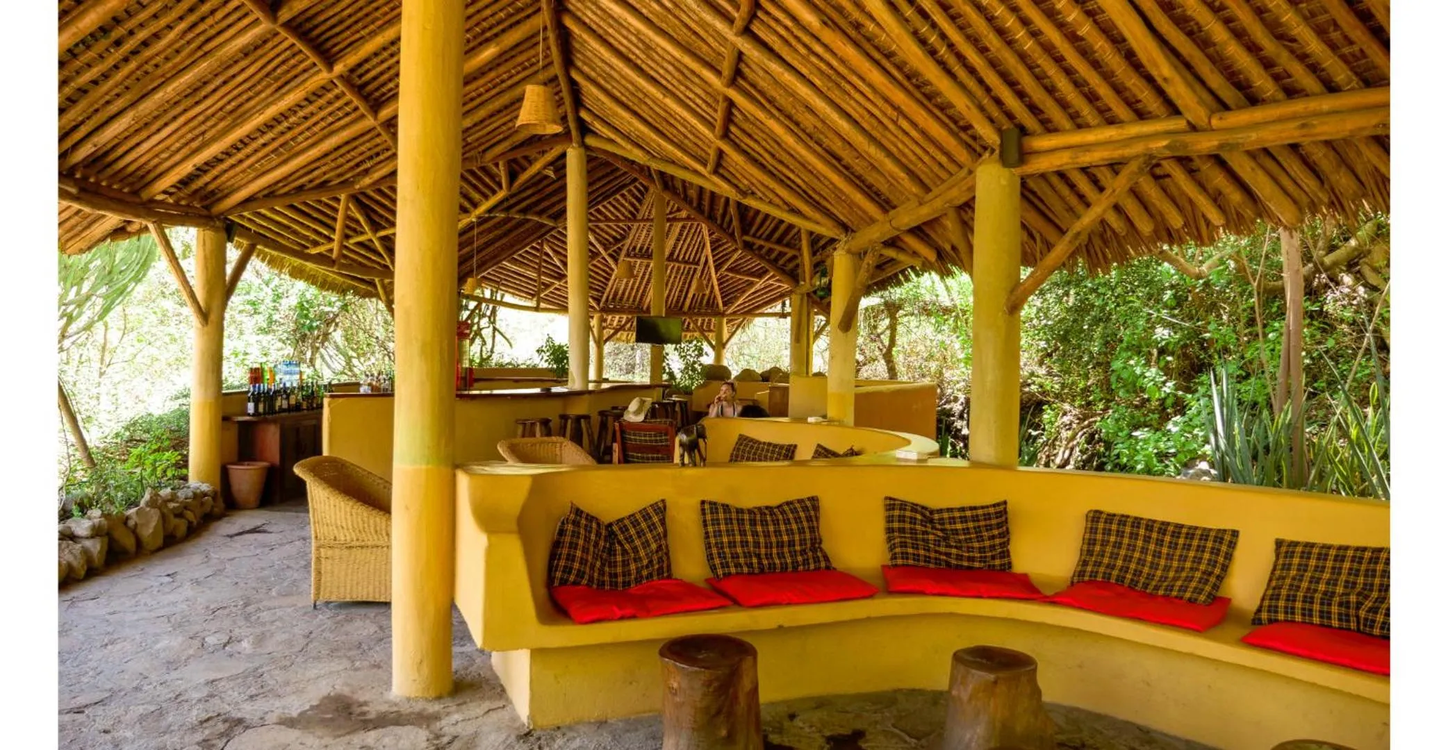 Restaurant/places to eat in Kia Airport Lodge