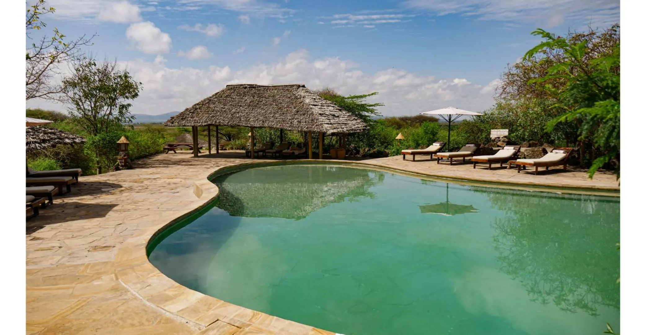 Swimming pool in Kia Airport Lodge