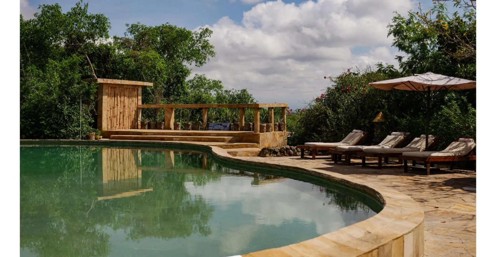 Swimming pool in Kia Airport Lodge