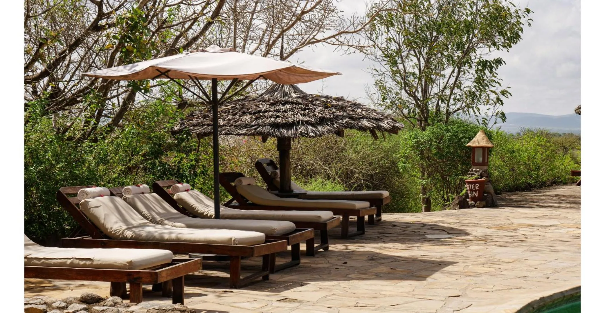 Swimming pool in Kia Airport Lodge