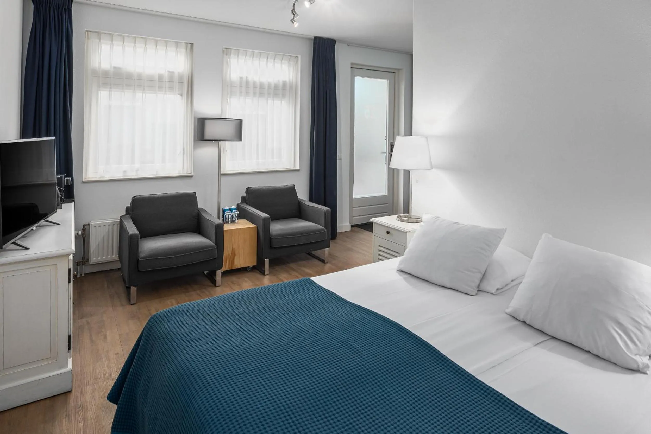 Seating area, Bed in Strandhotel Domburg