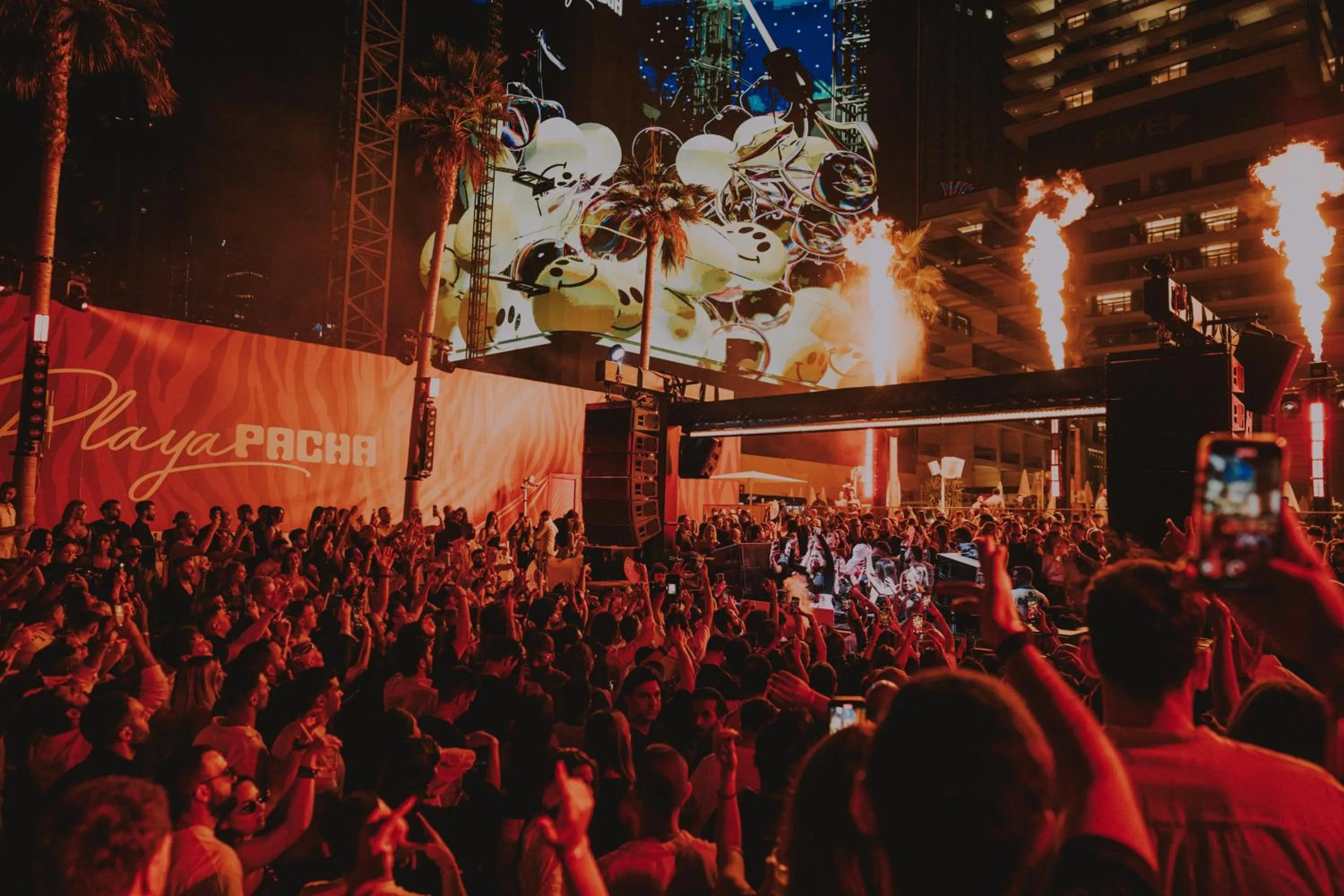 Nightclub / DJ in FIVE Luxe