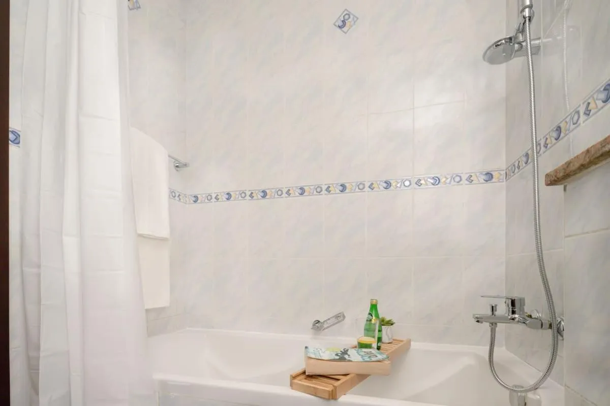 Bathroom in Frank Porter - Lake View Tower