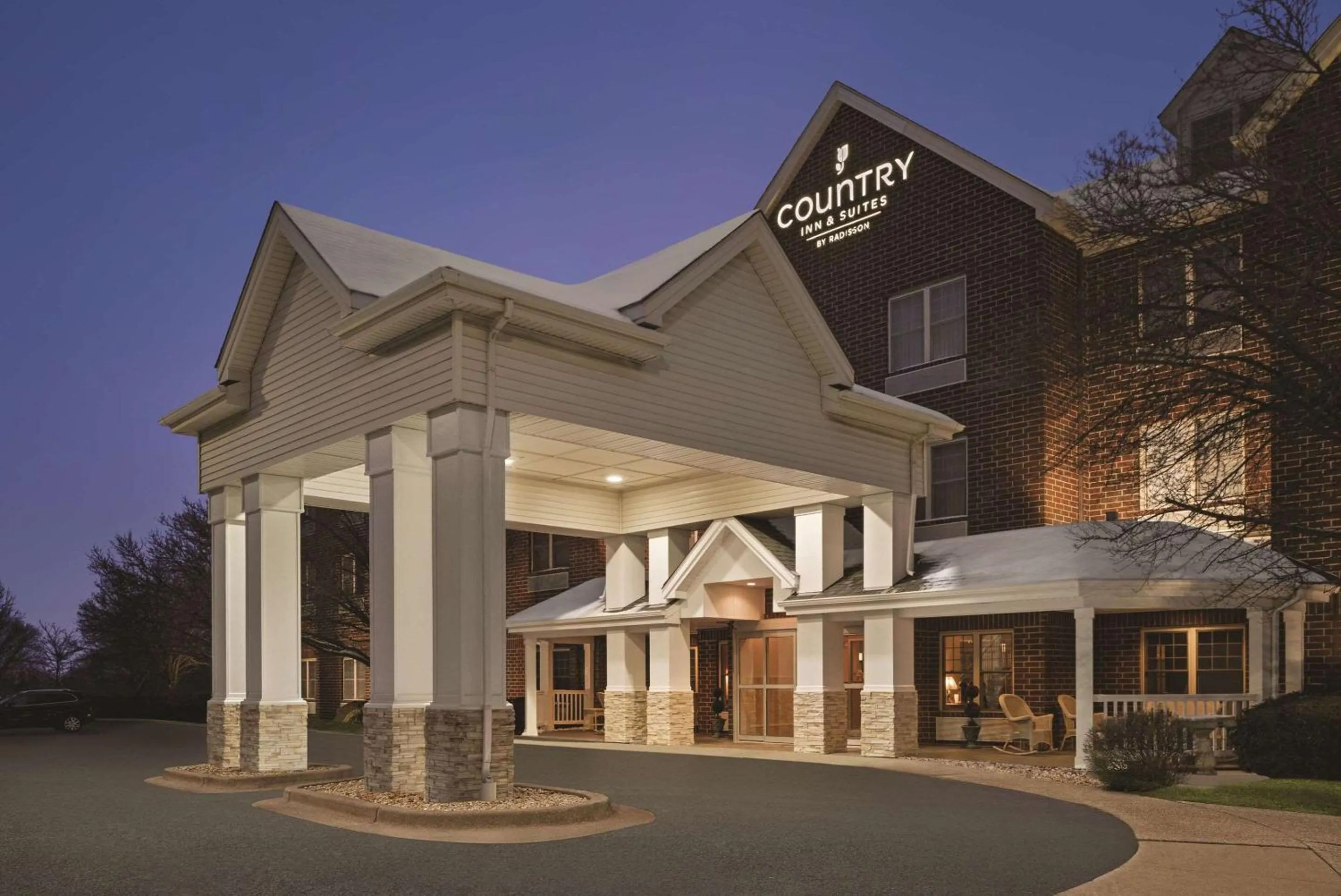Property building in Country Inn & Suites by Radisson, Schaumburg, IL