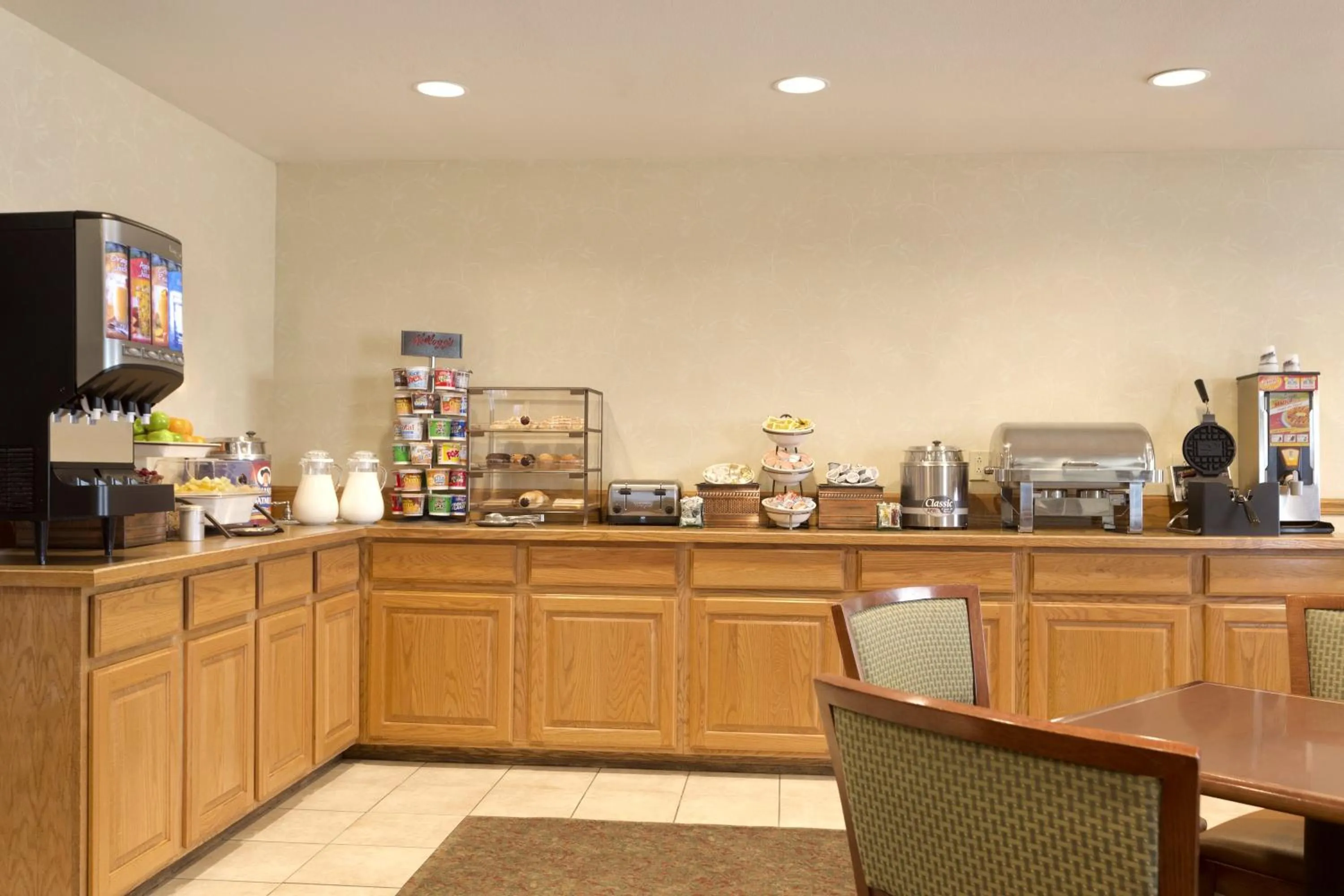 Buffet breakfast in Country Inn & Suites by Radisson, Nevada, MO