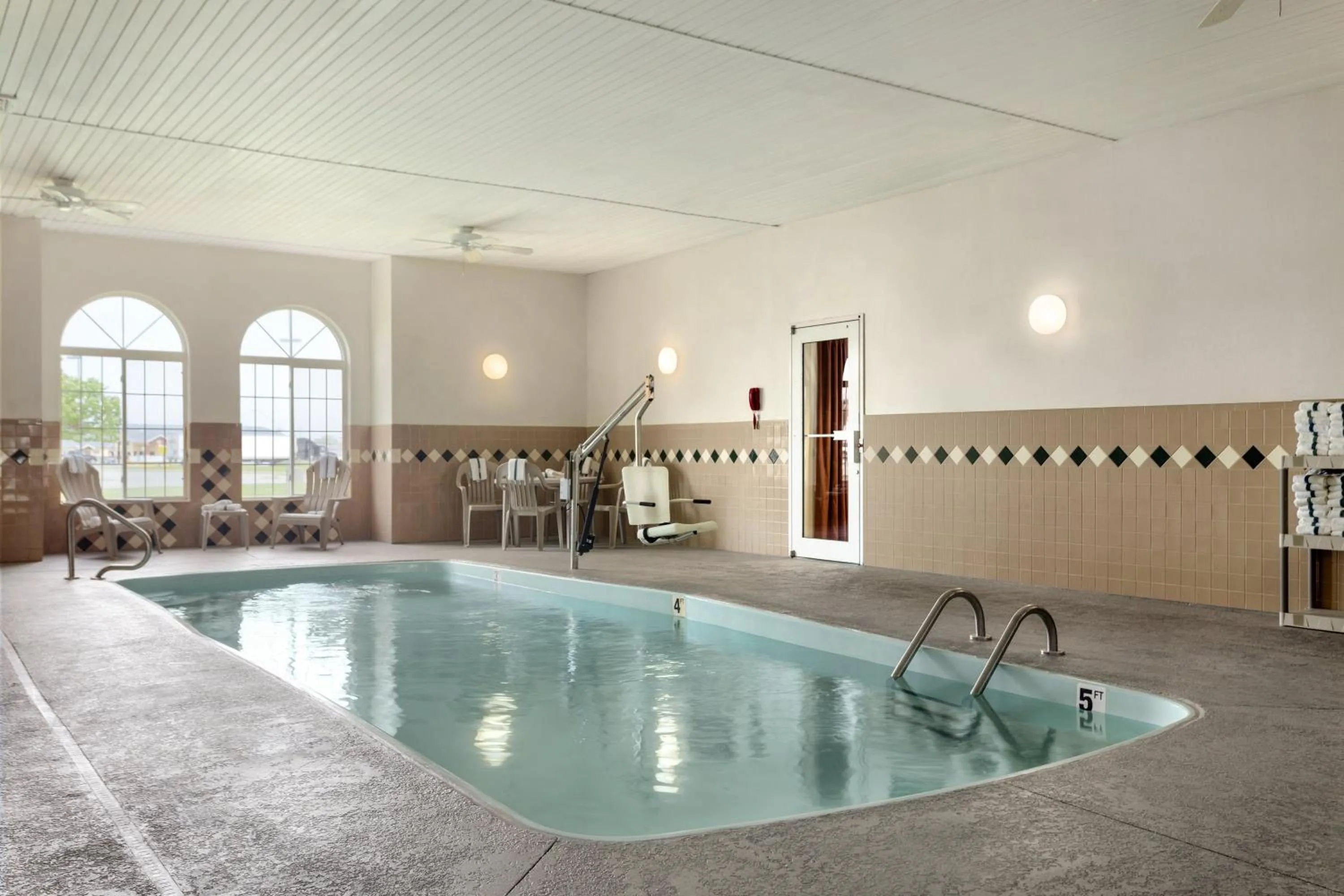 Swimming pool in Country Inn & Suites by Radisson, Nevada, MO