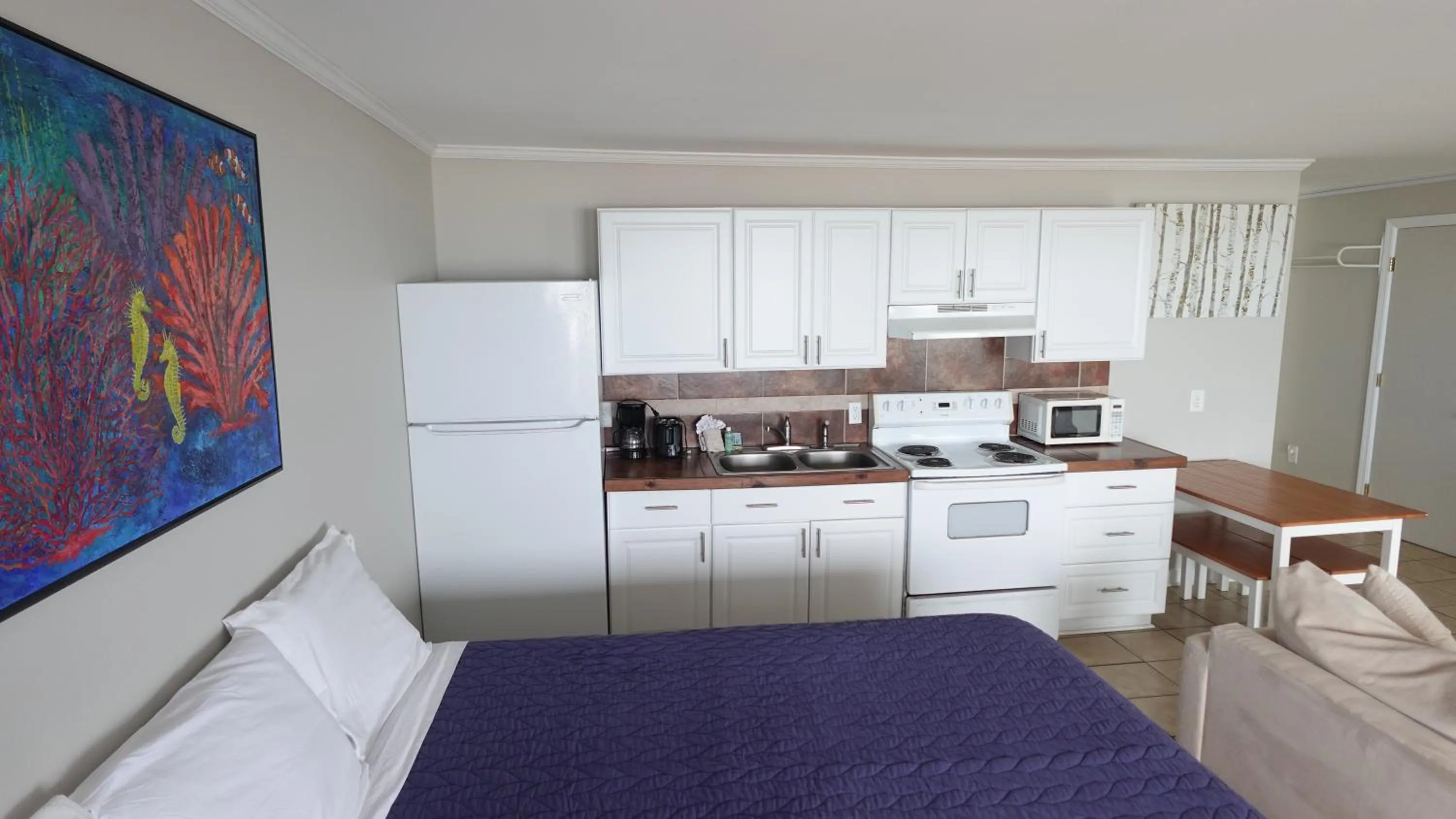 Kitchen or kitchenette in Sea Vista Motel