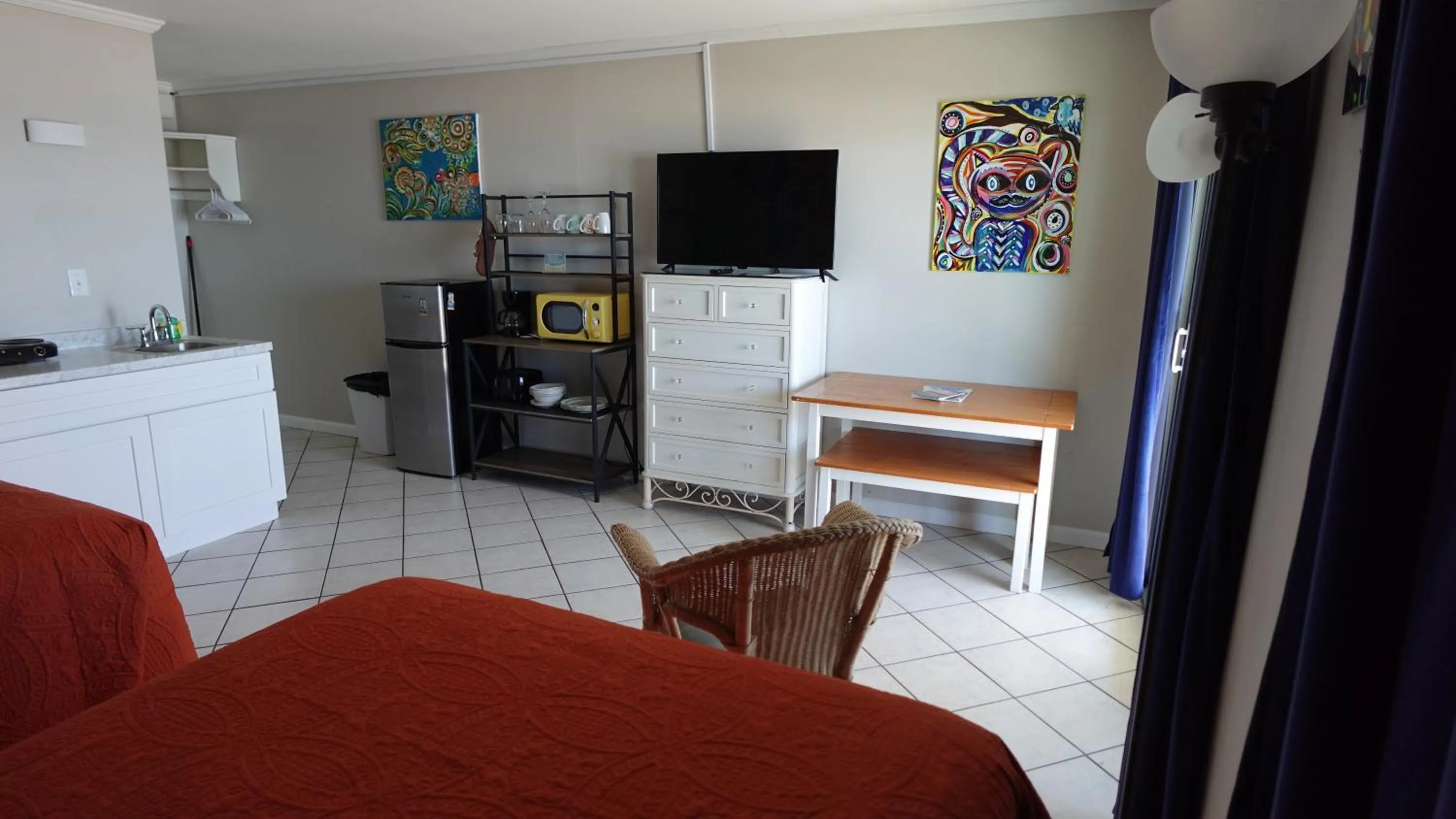 Seating area, Bed in Sea Vista Motel