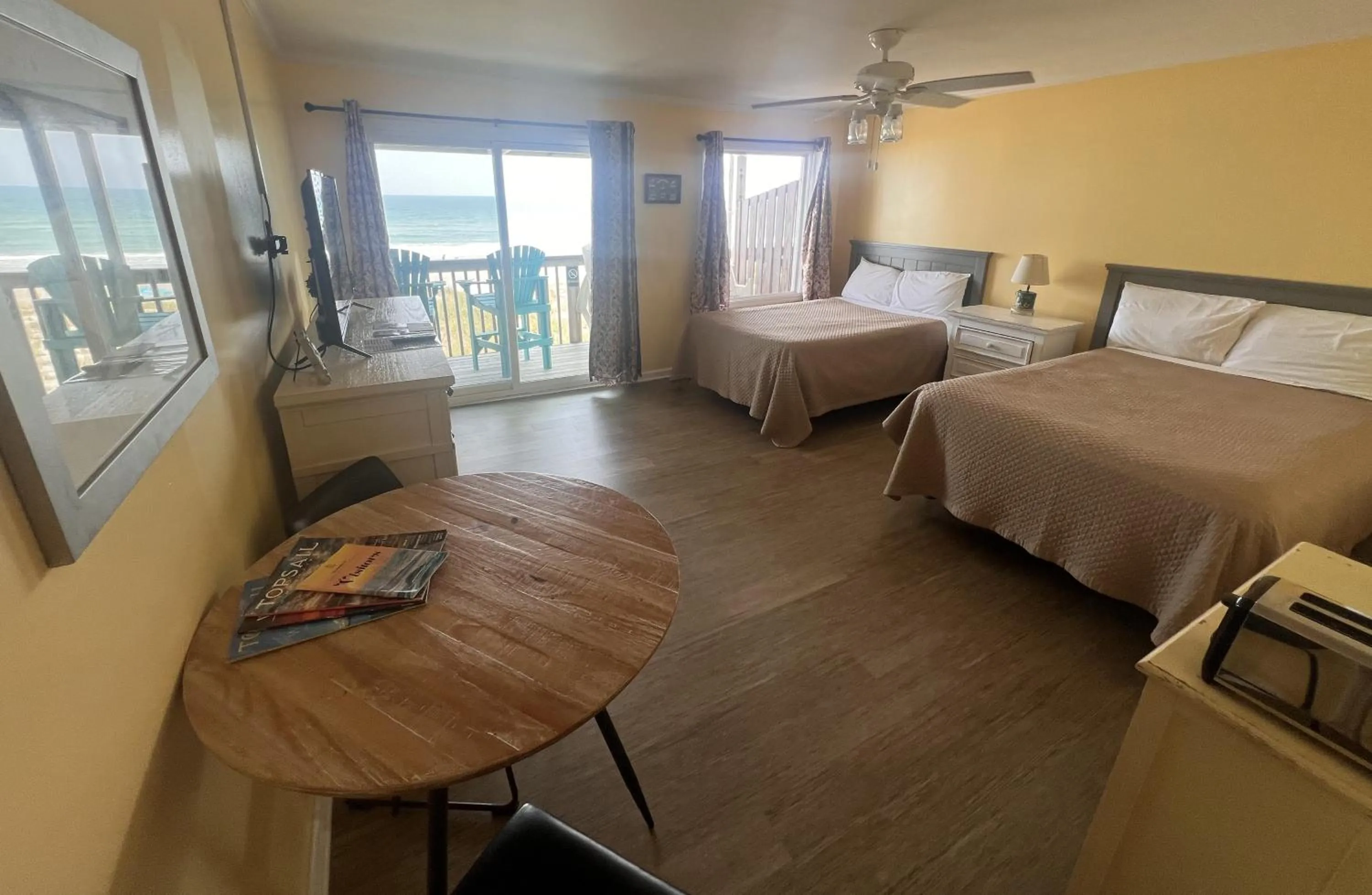 Photo of the whole room, Bed in Sea Vista Motel
