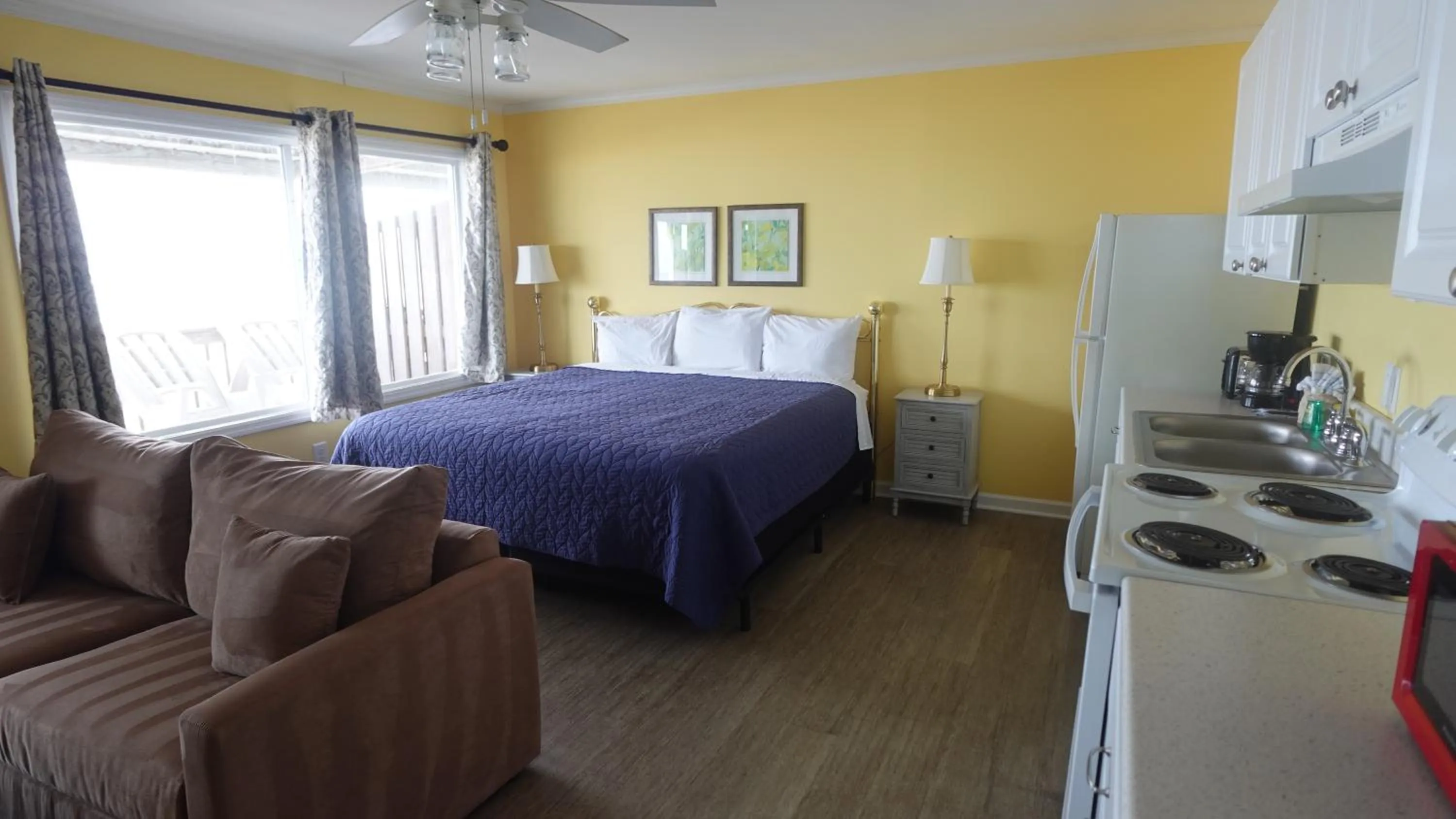 Kitchen or kitchenette, Bed in Sea Vista Motel