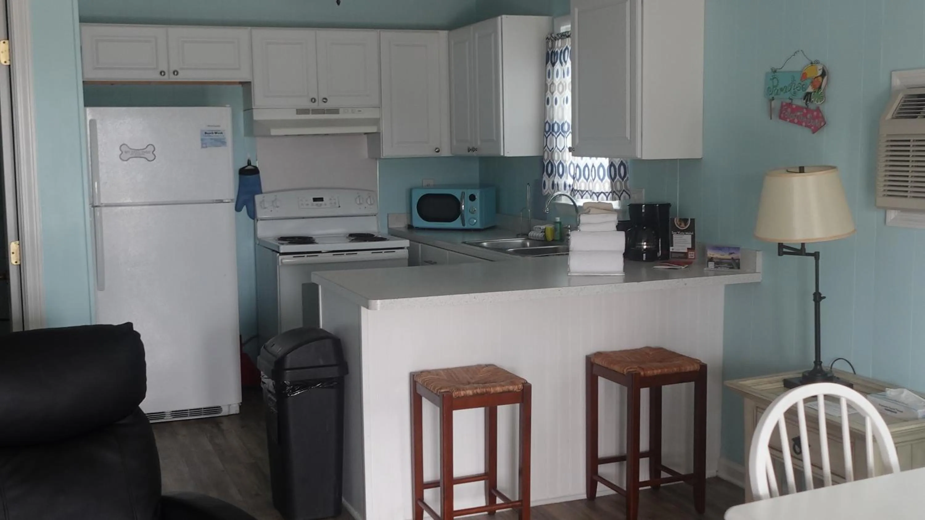 Kitchen or kitchenette in Sea Vista Motel