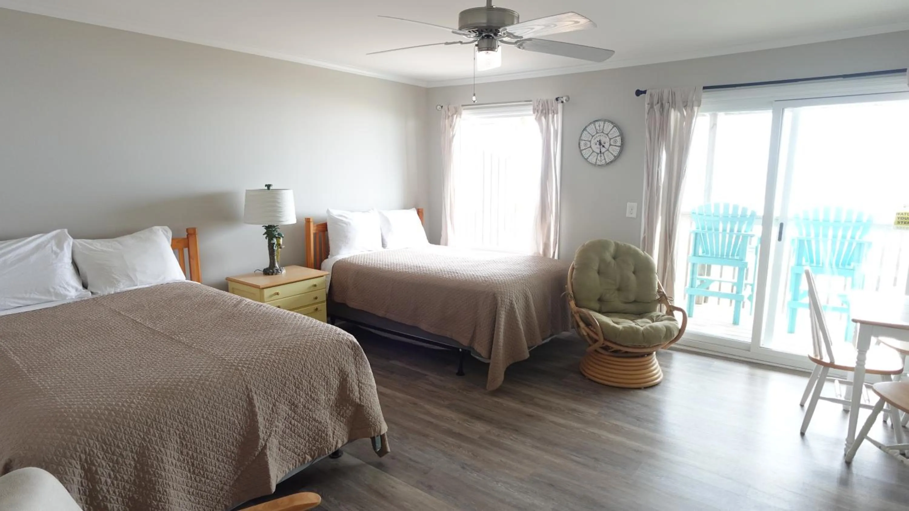 Photo of the whole room, Bed in Sea Vista Motel