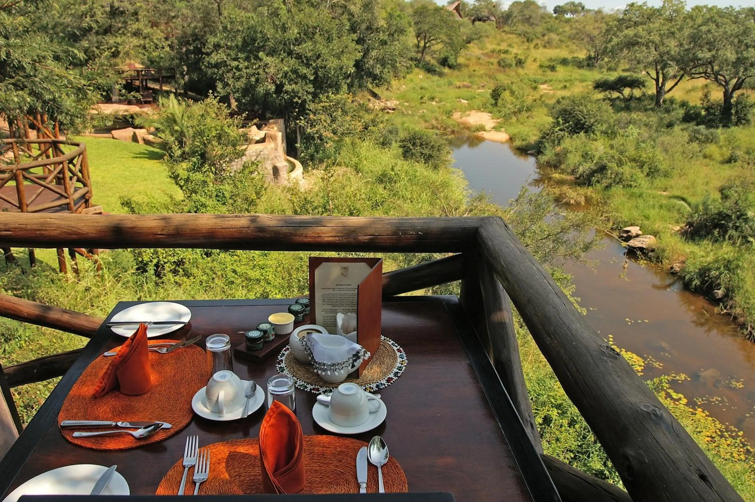 Restaurant/places to eat in Lukimbi Safari Lodge