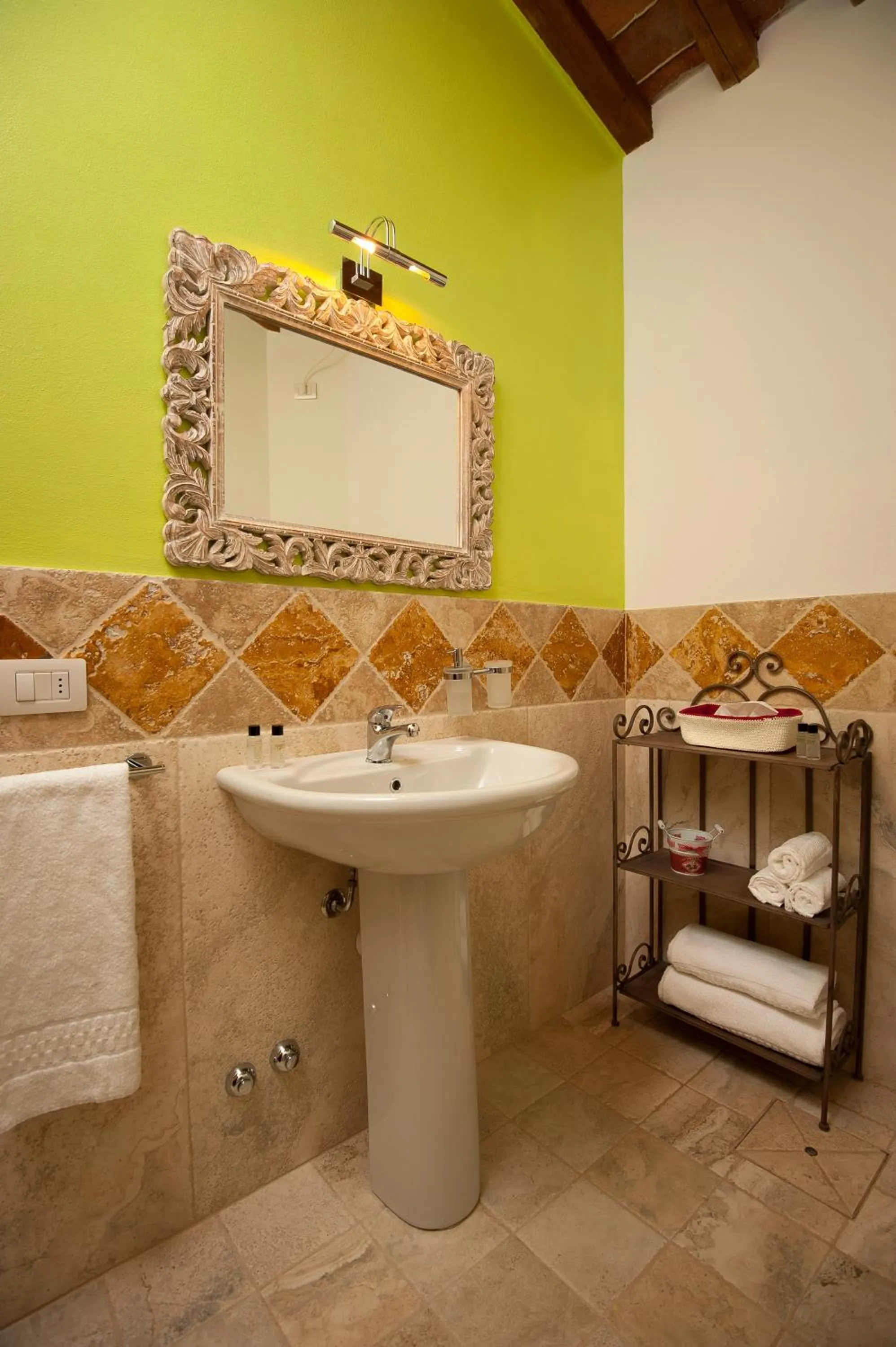 Shower in Antico Granaione