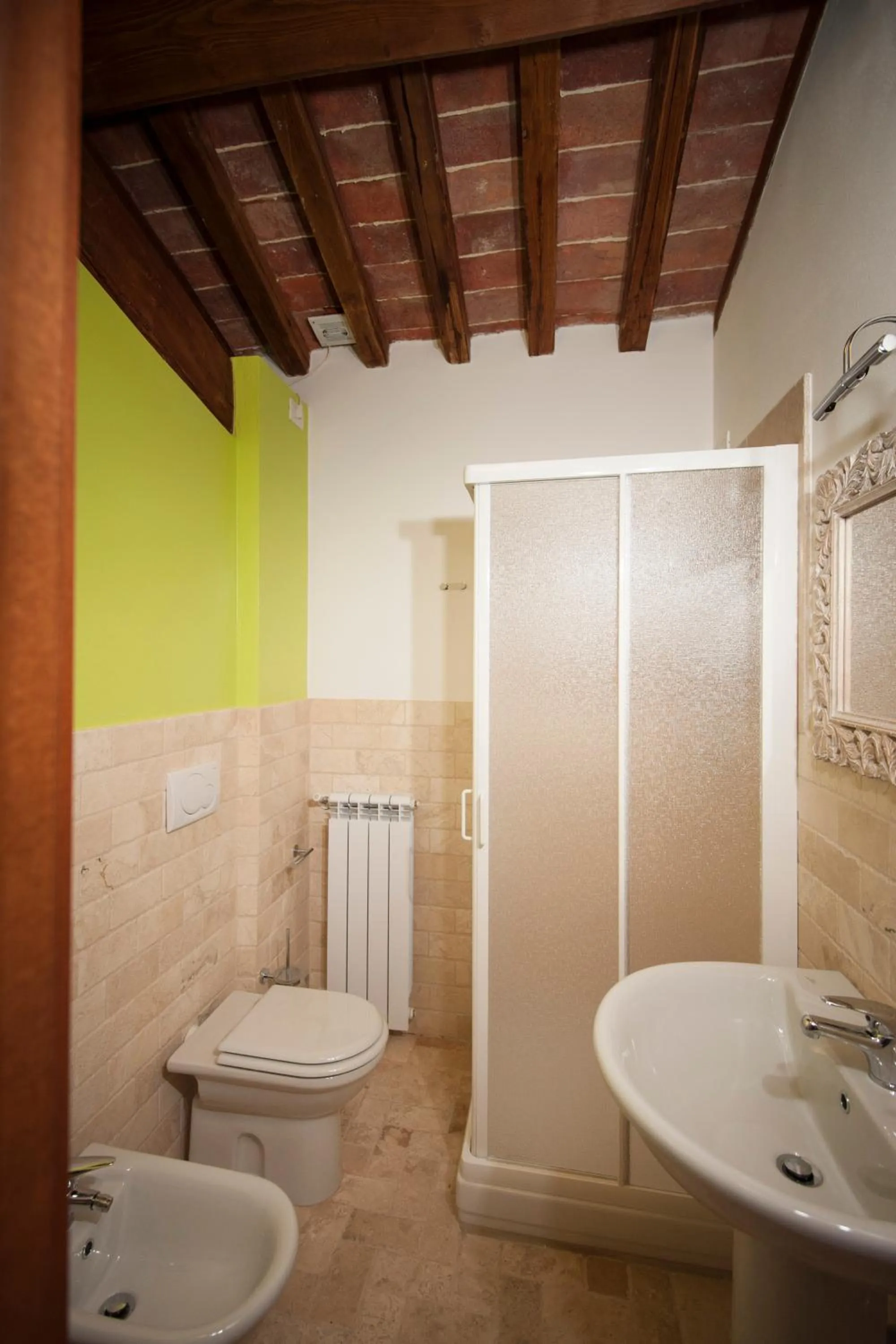 Shower in Antico Granaione