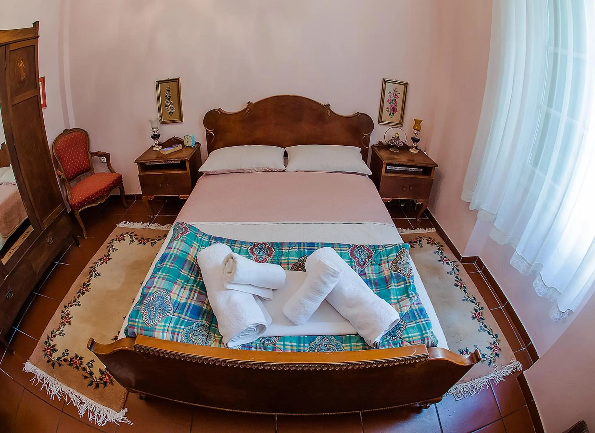 Quiet street view, Bed in Athens Quinta