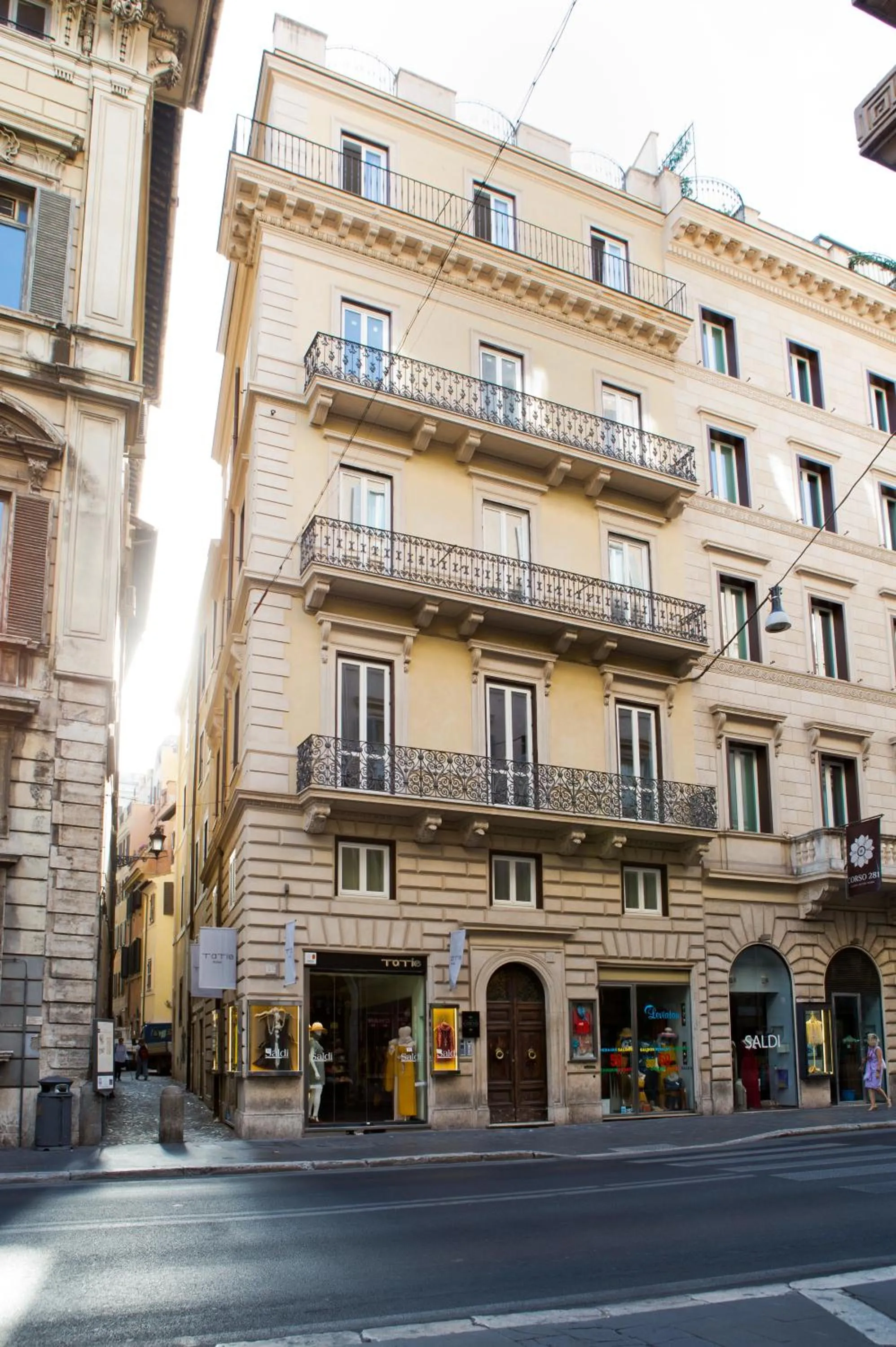 Property building in Via Del Corso Home Roma