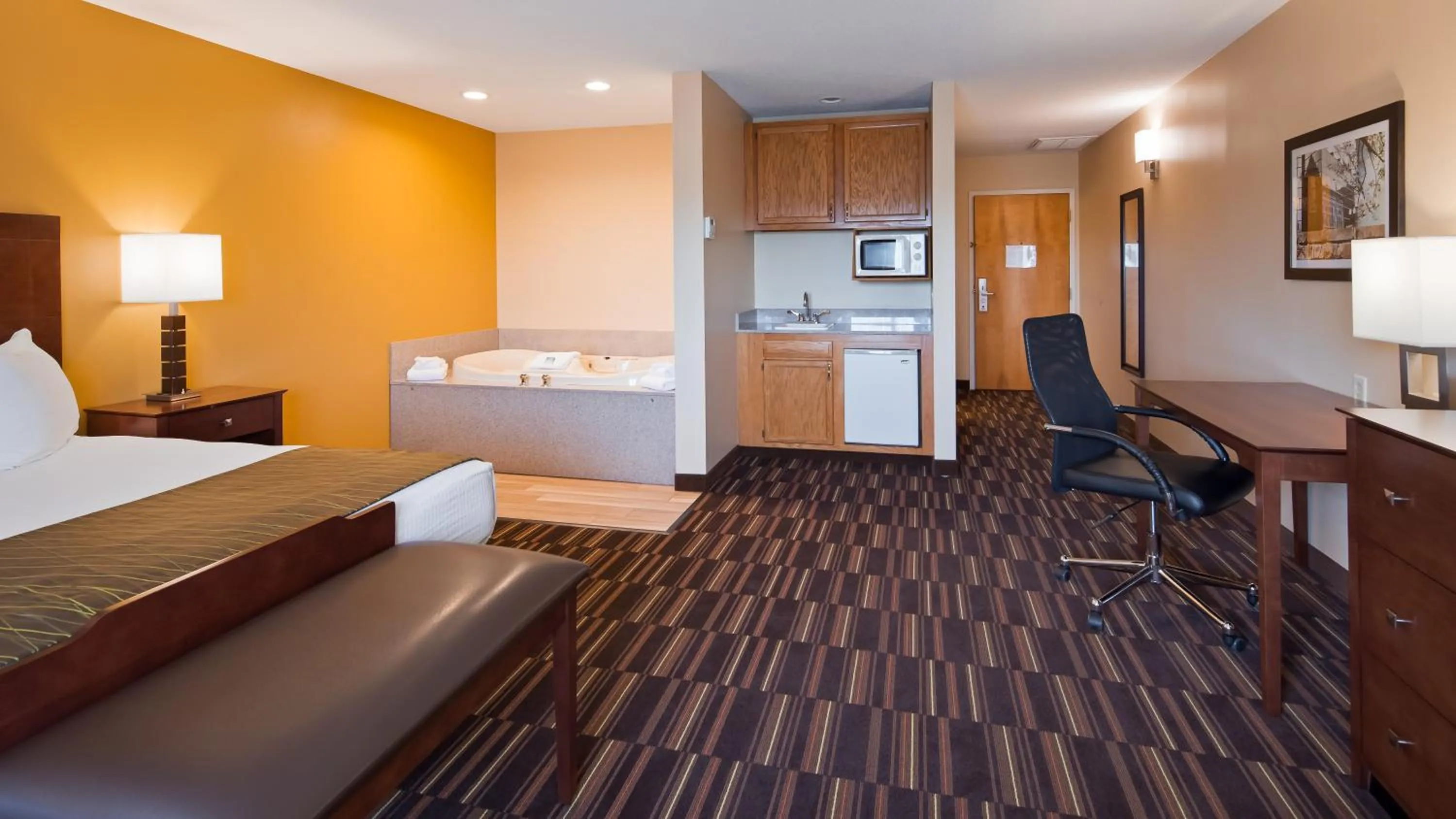 Hot Tub, Bed in Best Western Falcon Plaza - Bowling Green