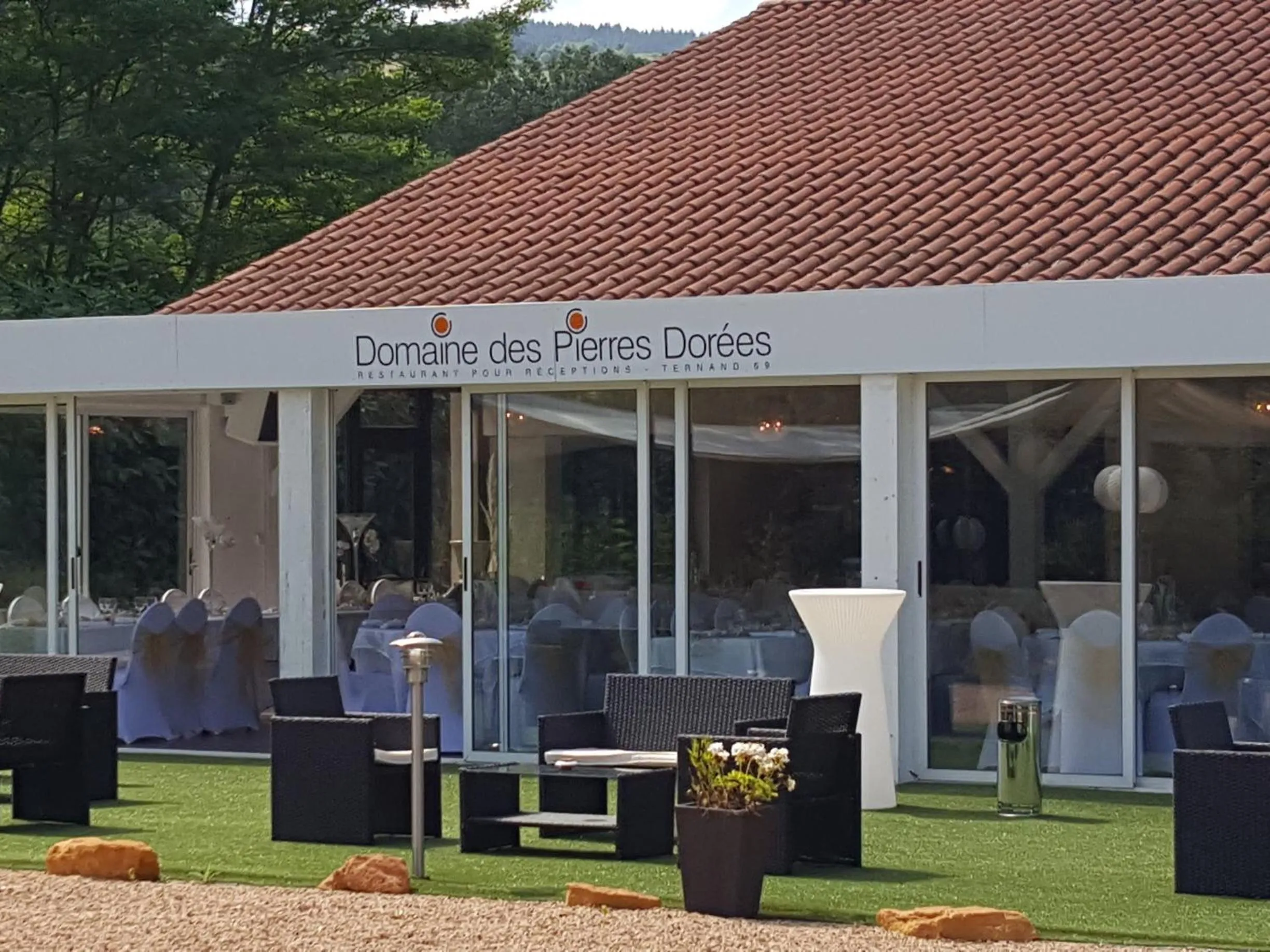Property building in Hôtel Domaine des Pierres Dorées