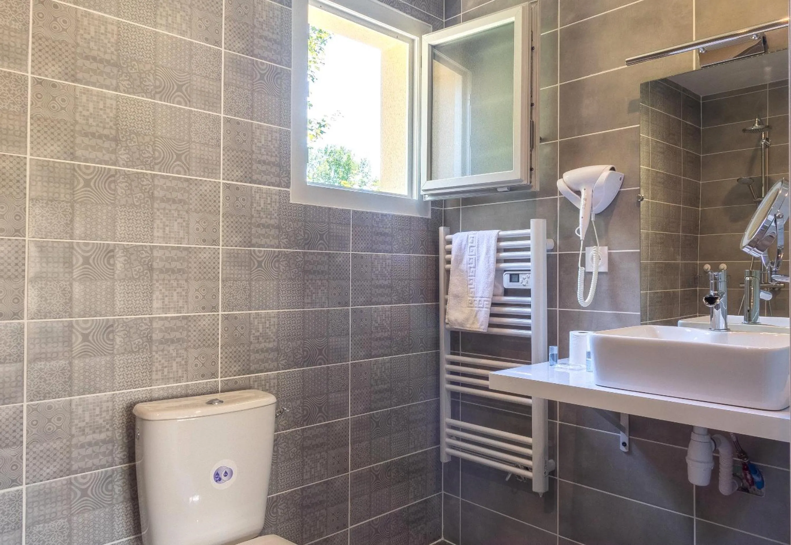 Bathroom in Hôtel Domaine des Pierres Dorées