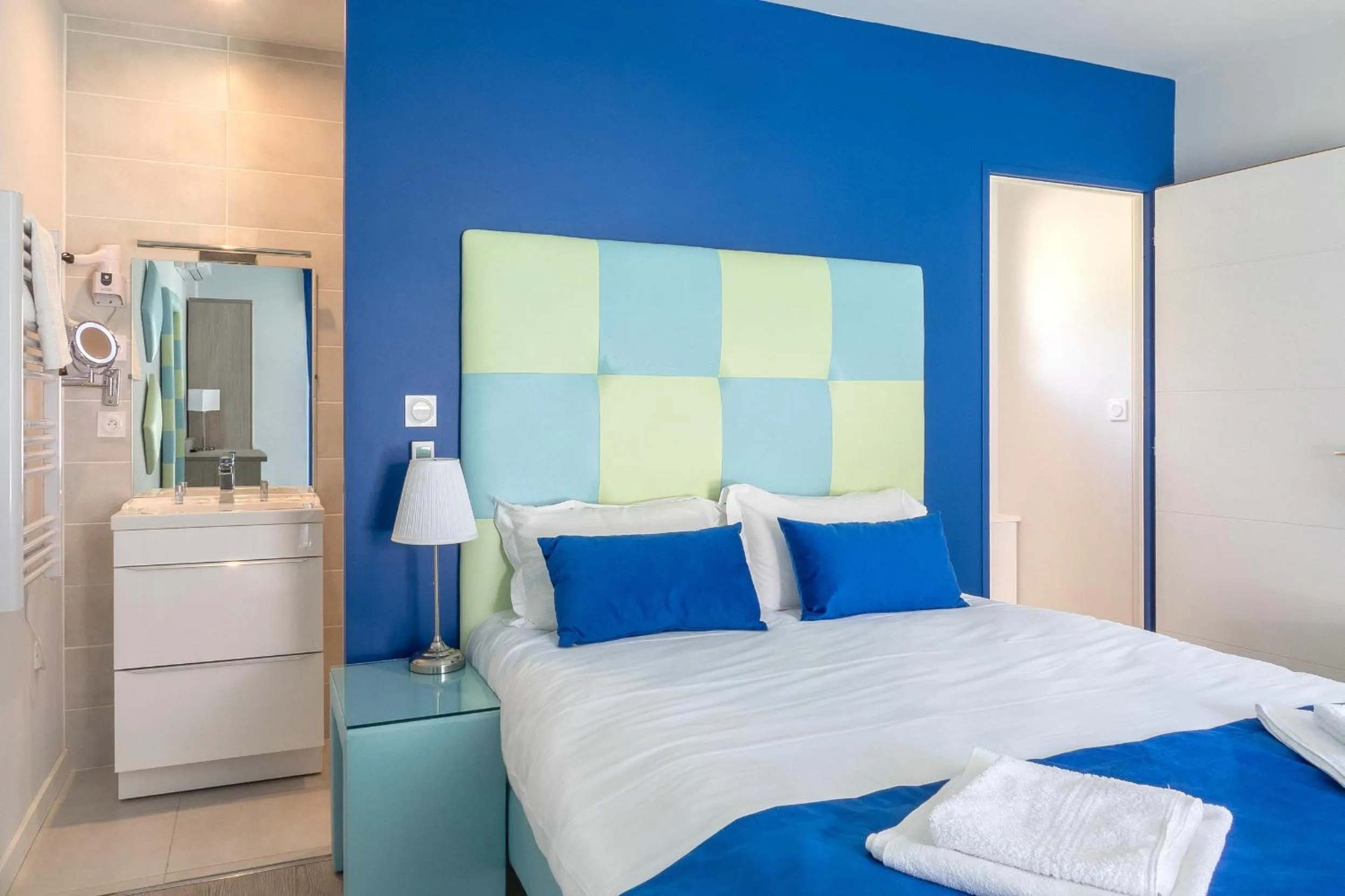 Bedroom, Bed in Hôtel Domaine des Pierres Dorées