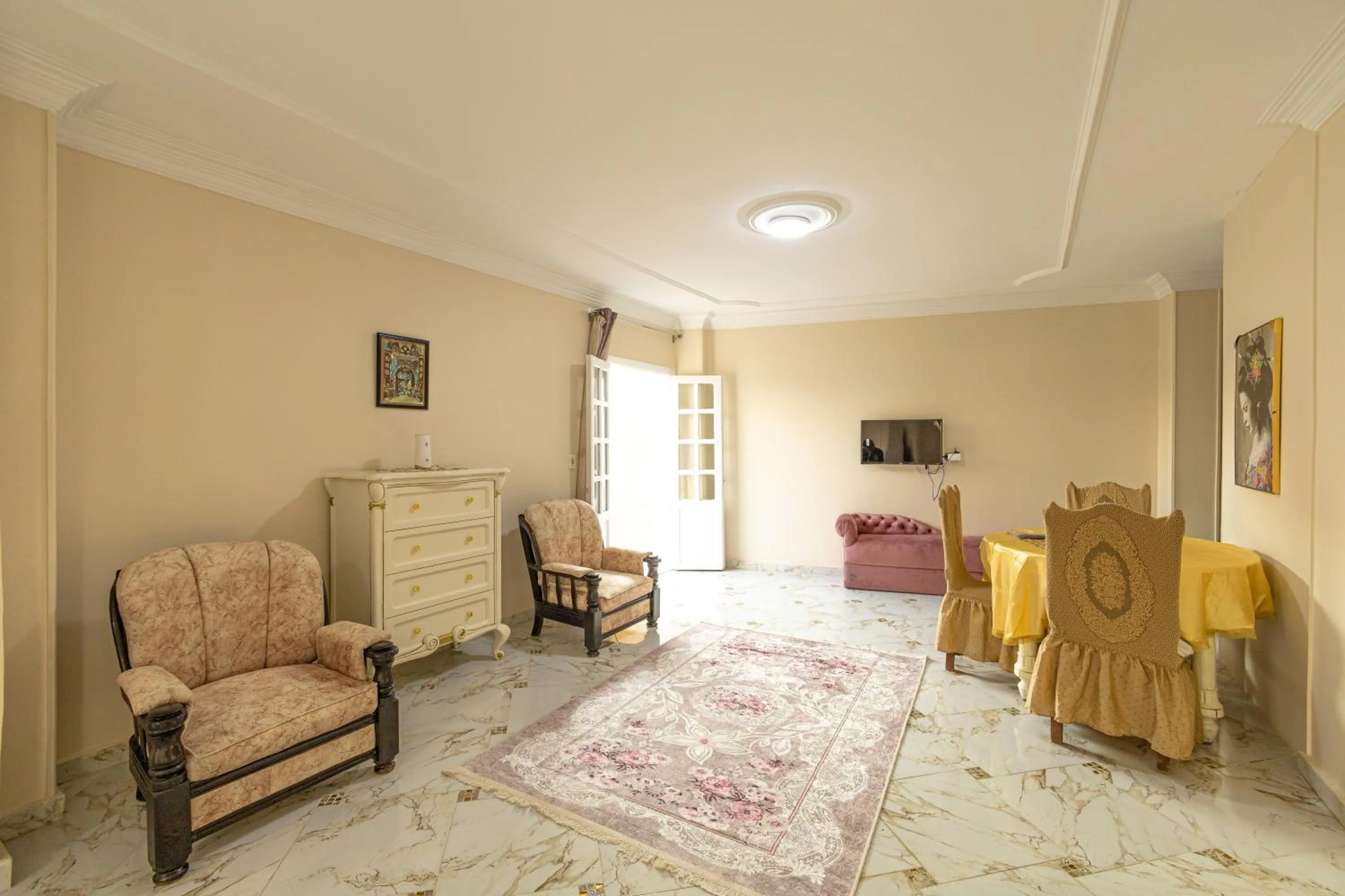 Living room, Bed in Chez l'ami hotel