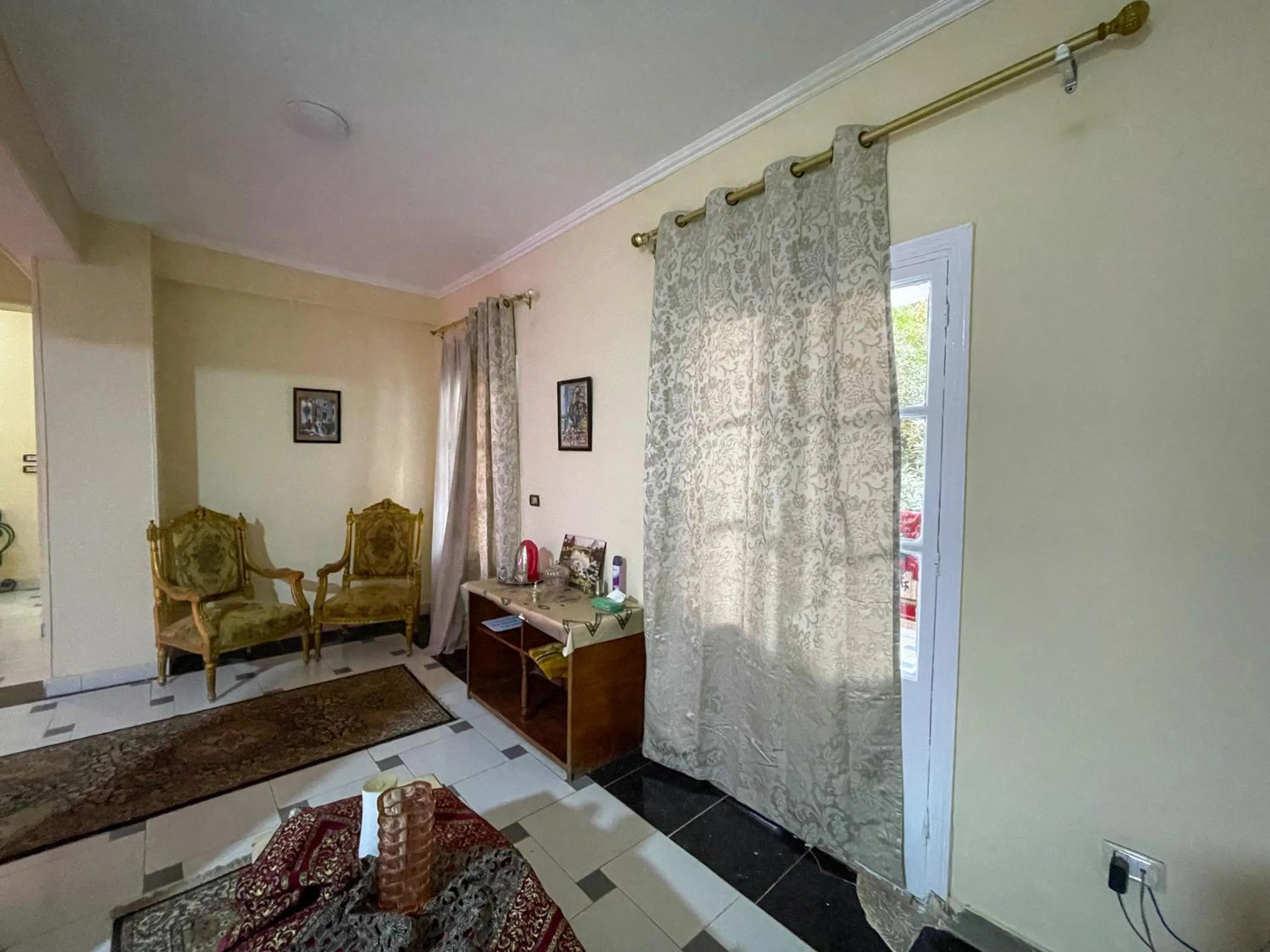 Property building, Bed in Chez l'ami hotel