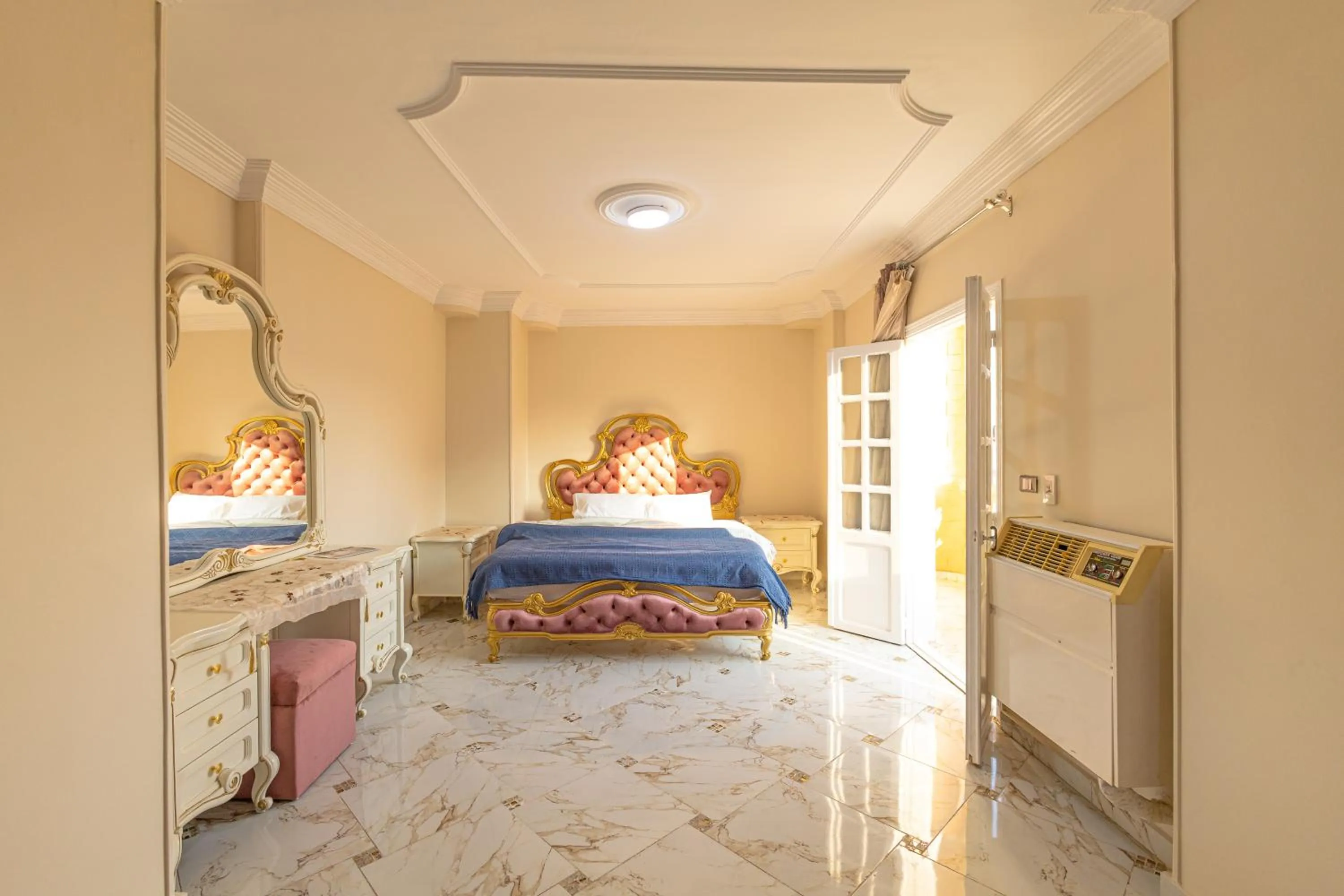 Bed in Chez l'ami hotel