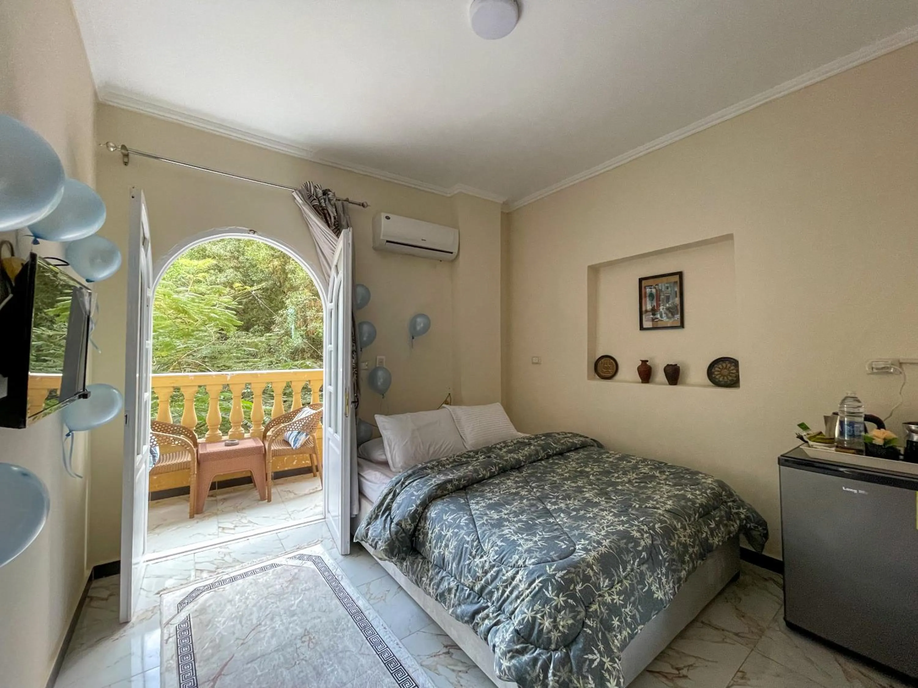 Balcony/Terrace, Bed in Chez l'ami hotel