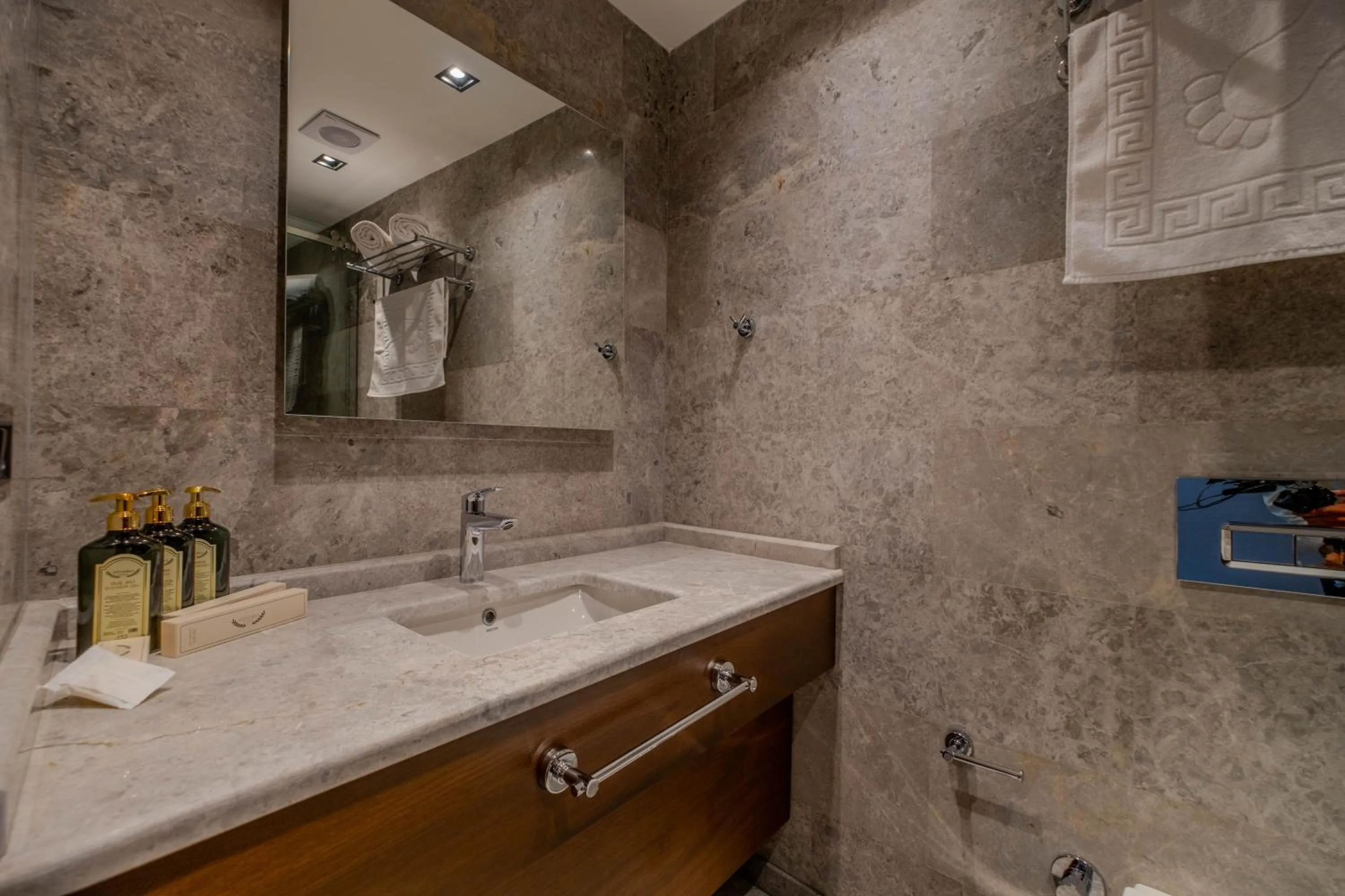 Shower in B'İSTANBUL HOTEL