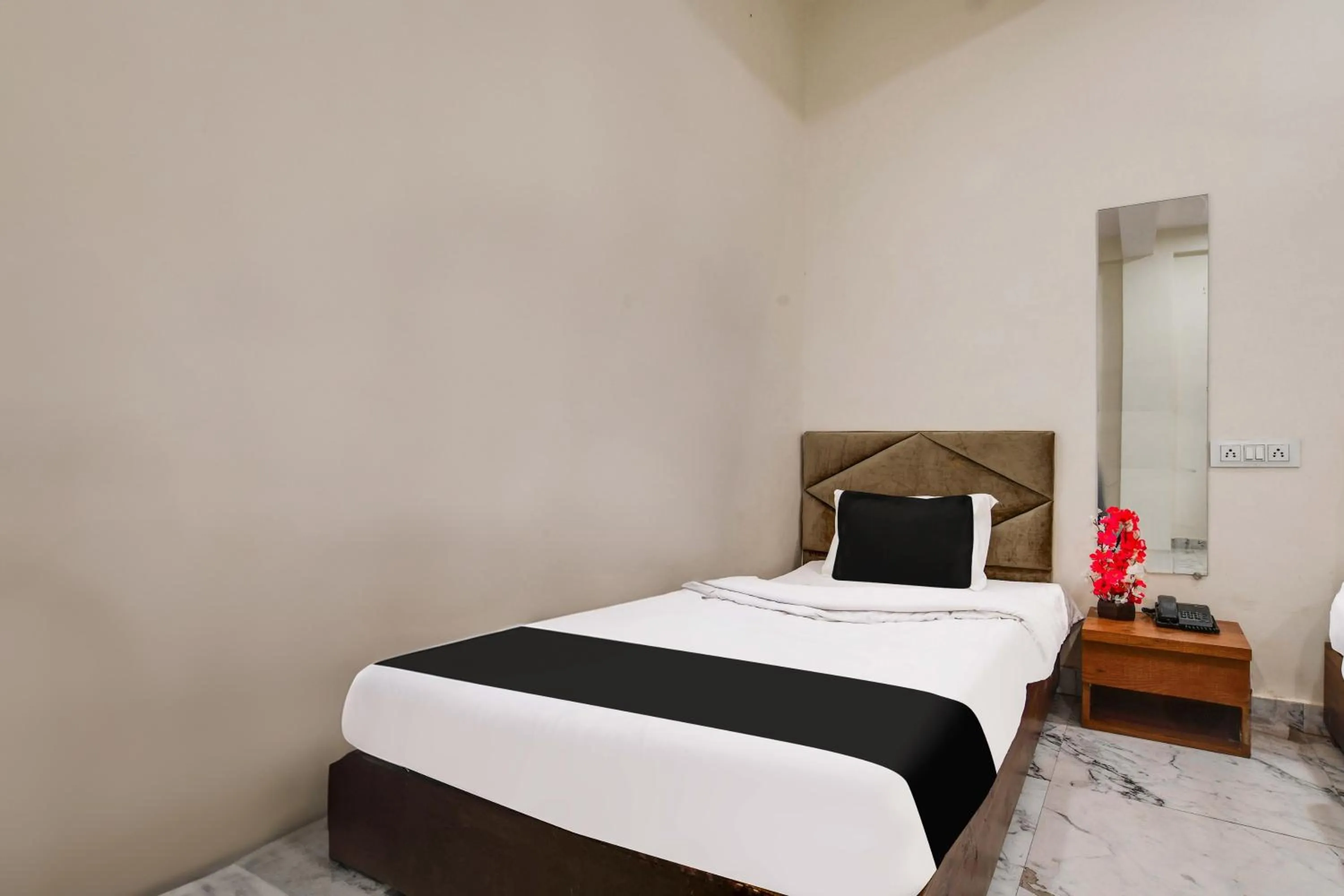 Bedroom, Bed in Super Hotel O Ujjain Near Hari Fatak