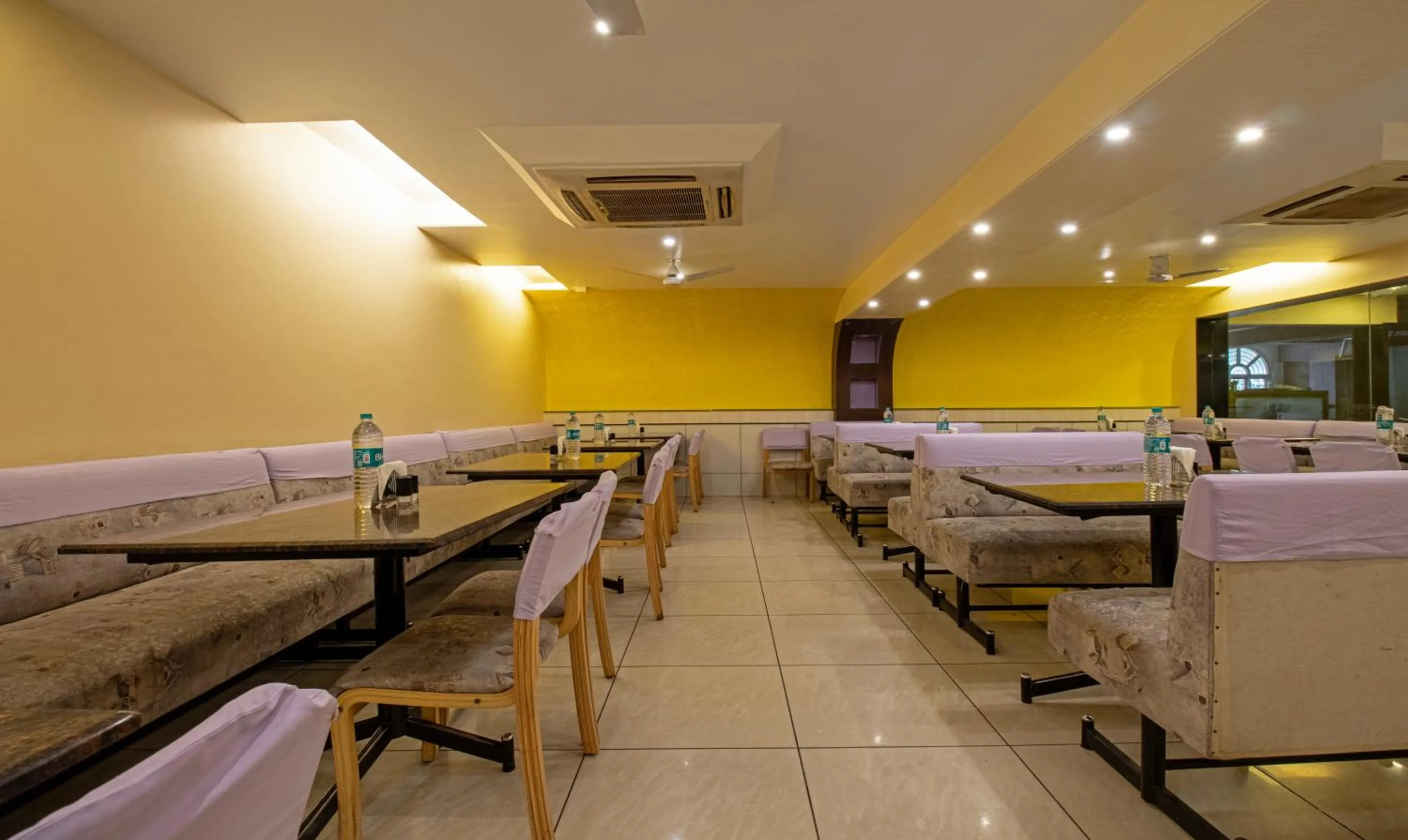 Restaurant/places to eat in Treebo Suvarna Comforts