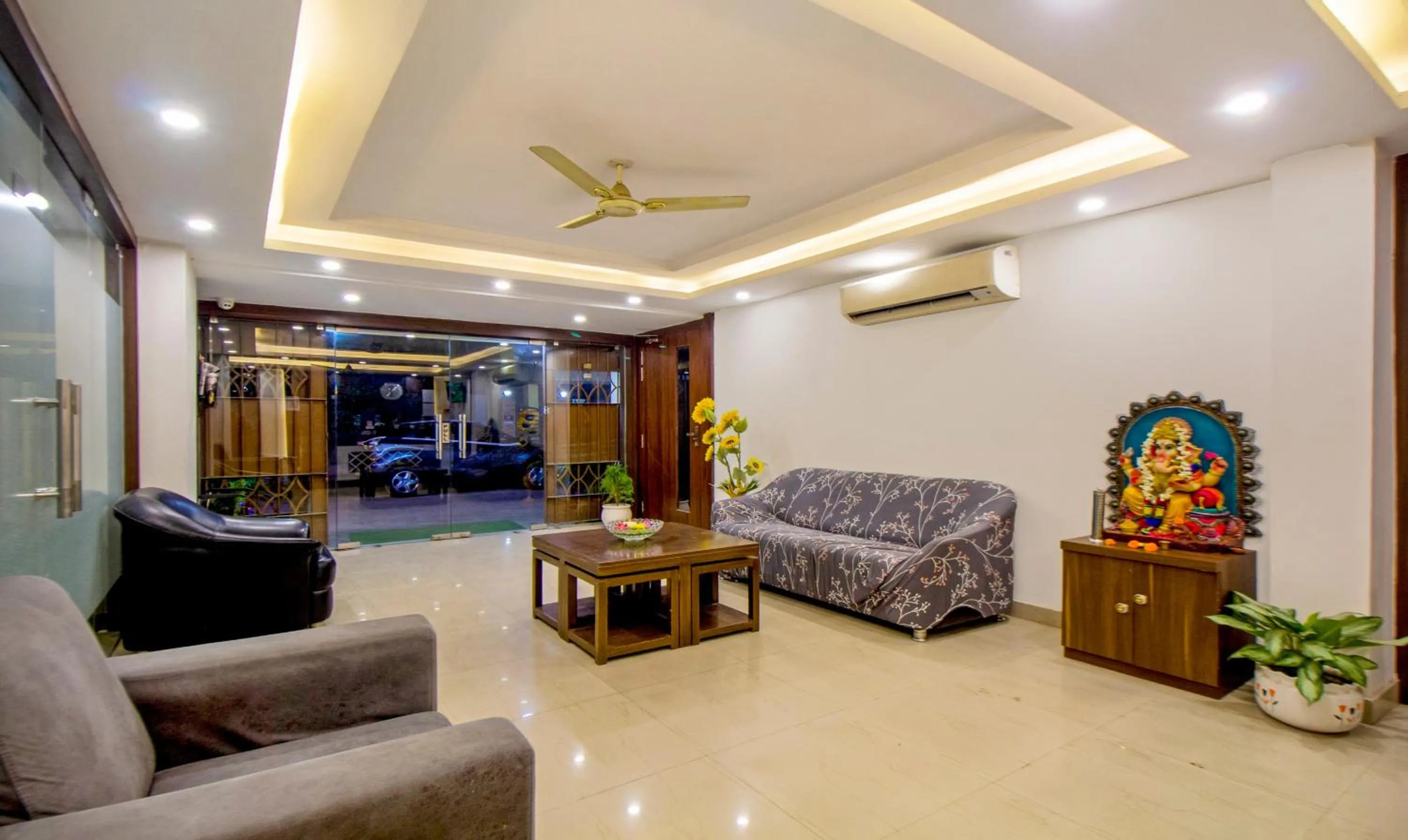 Seating area in Treebo Royal Orbit, Metropoliton