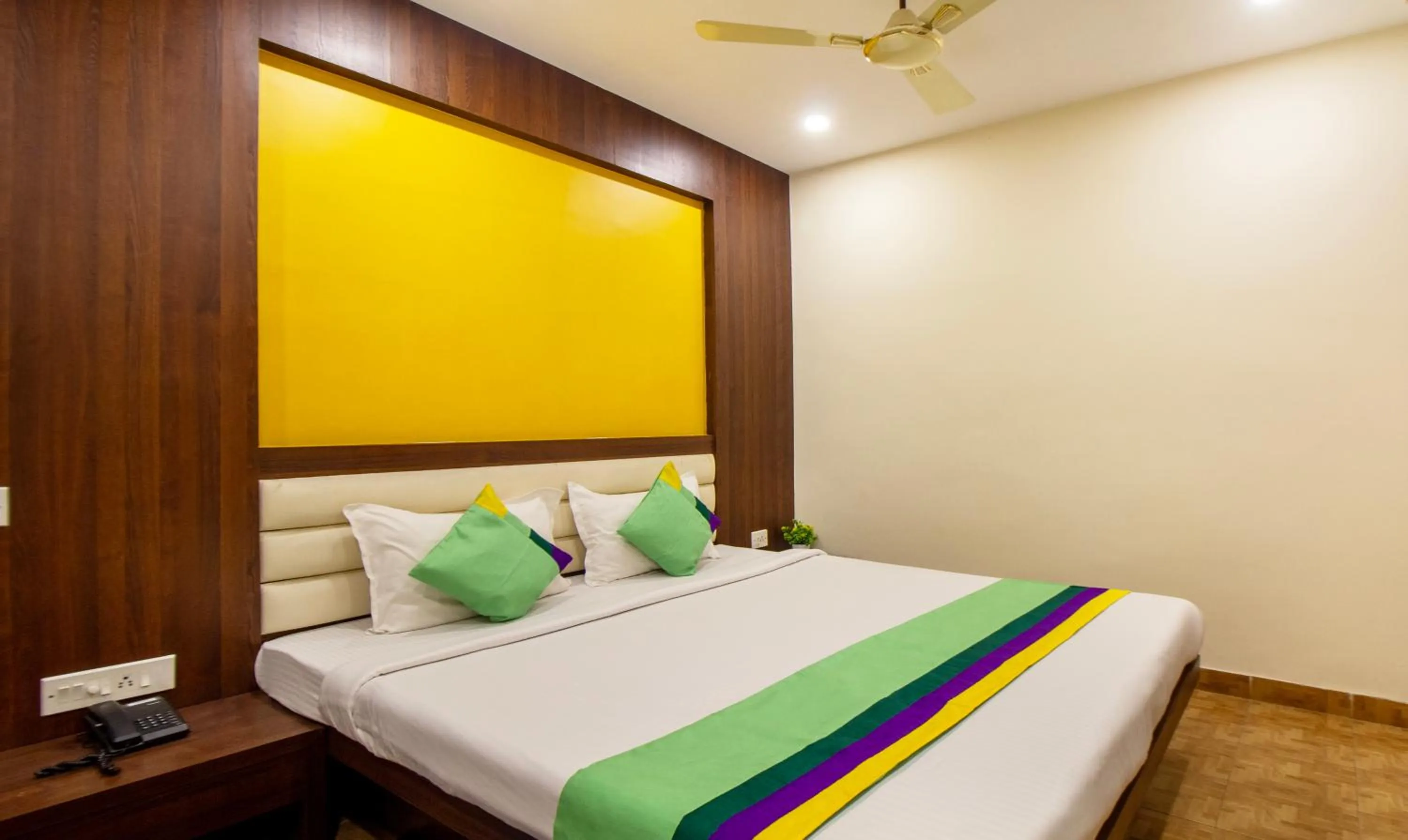 Bedroom, Bed in Treebo Royal Orbit, Metropoliton