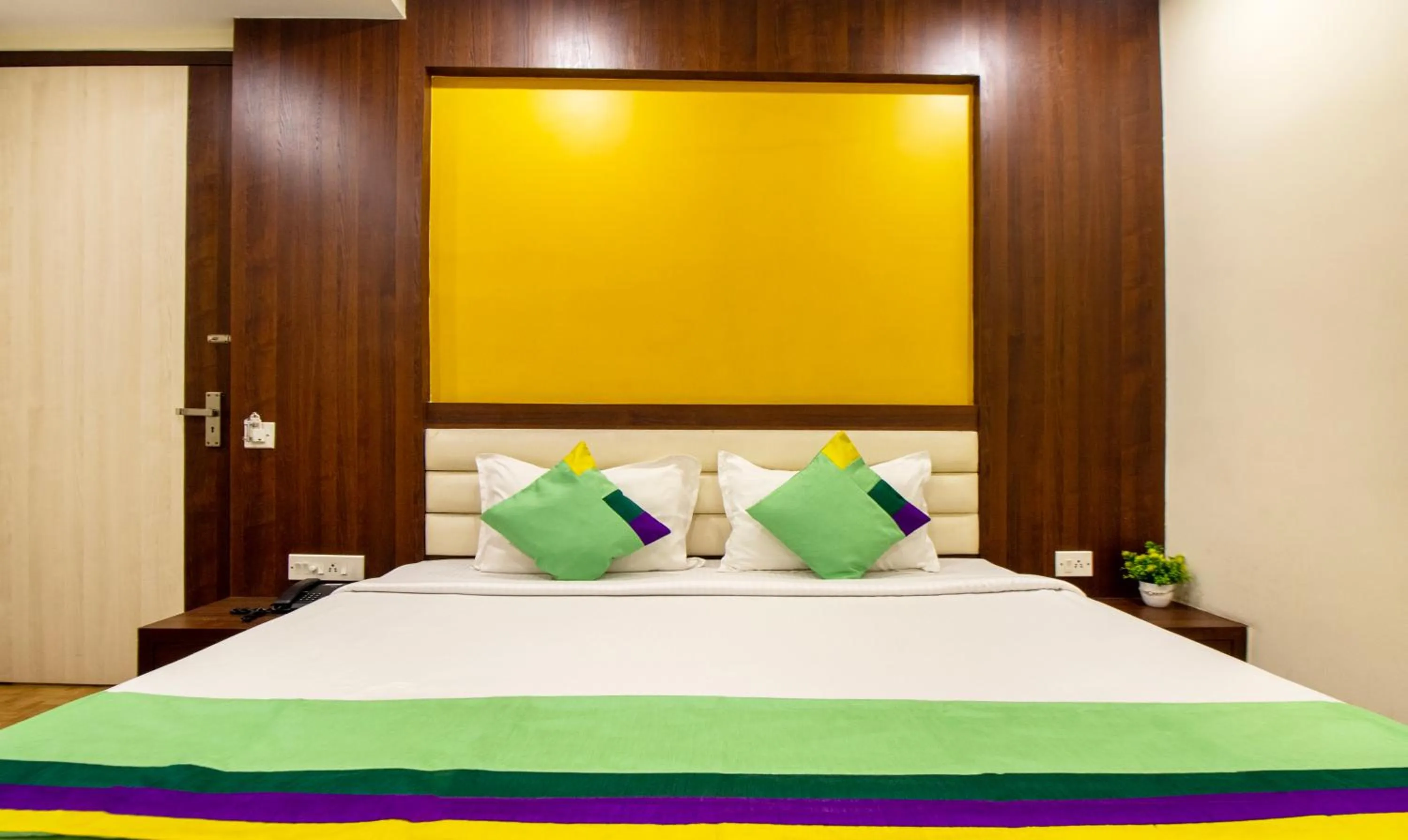 Bedroom, Bed in Treebo Royal Orbit, Metropoliton