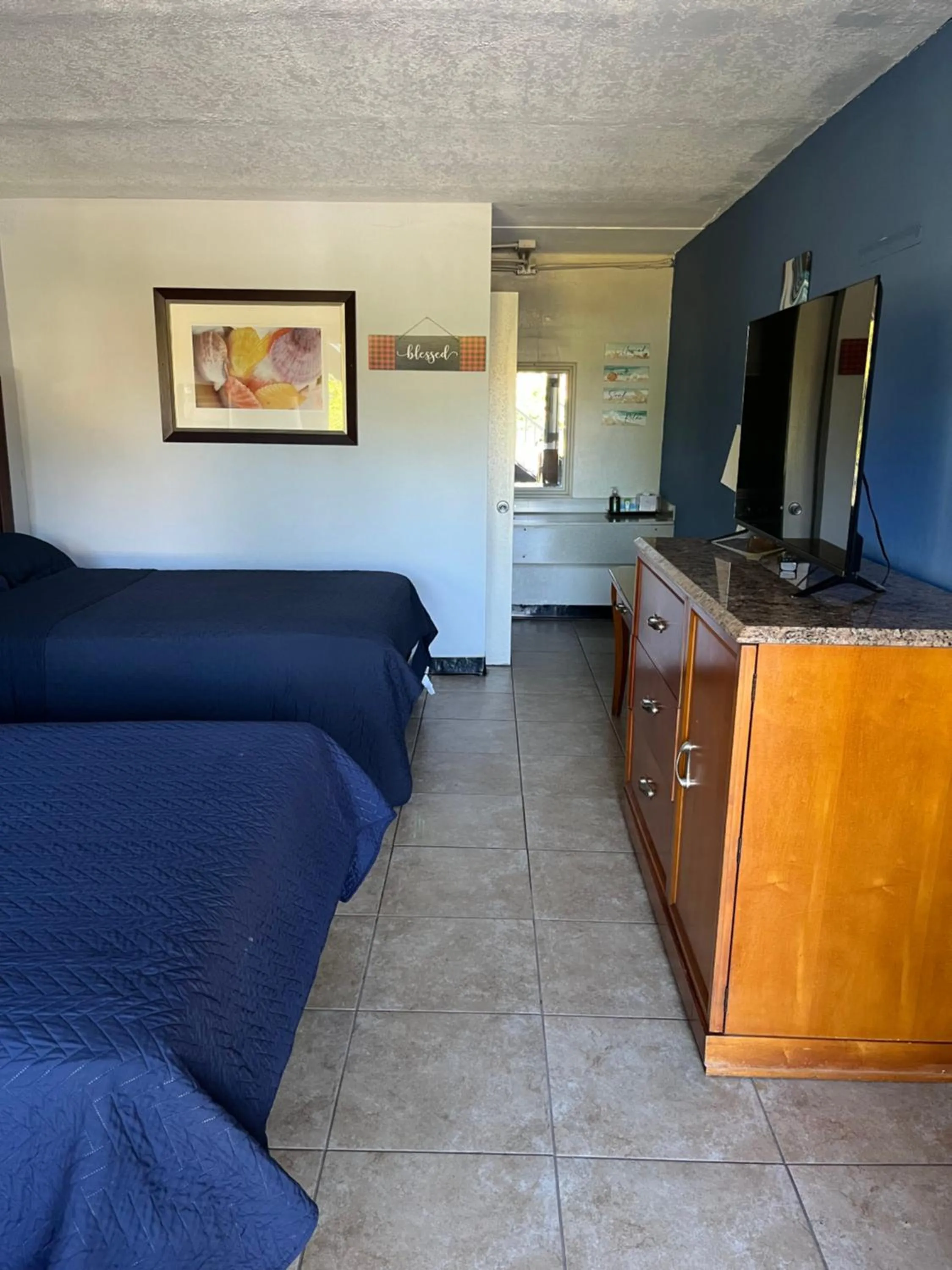 Bedroom in Budget Inn