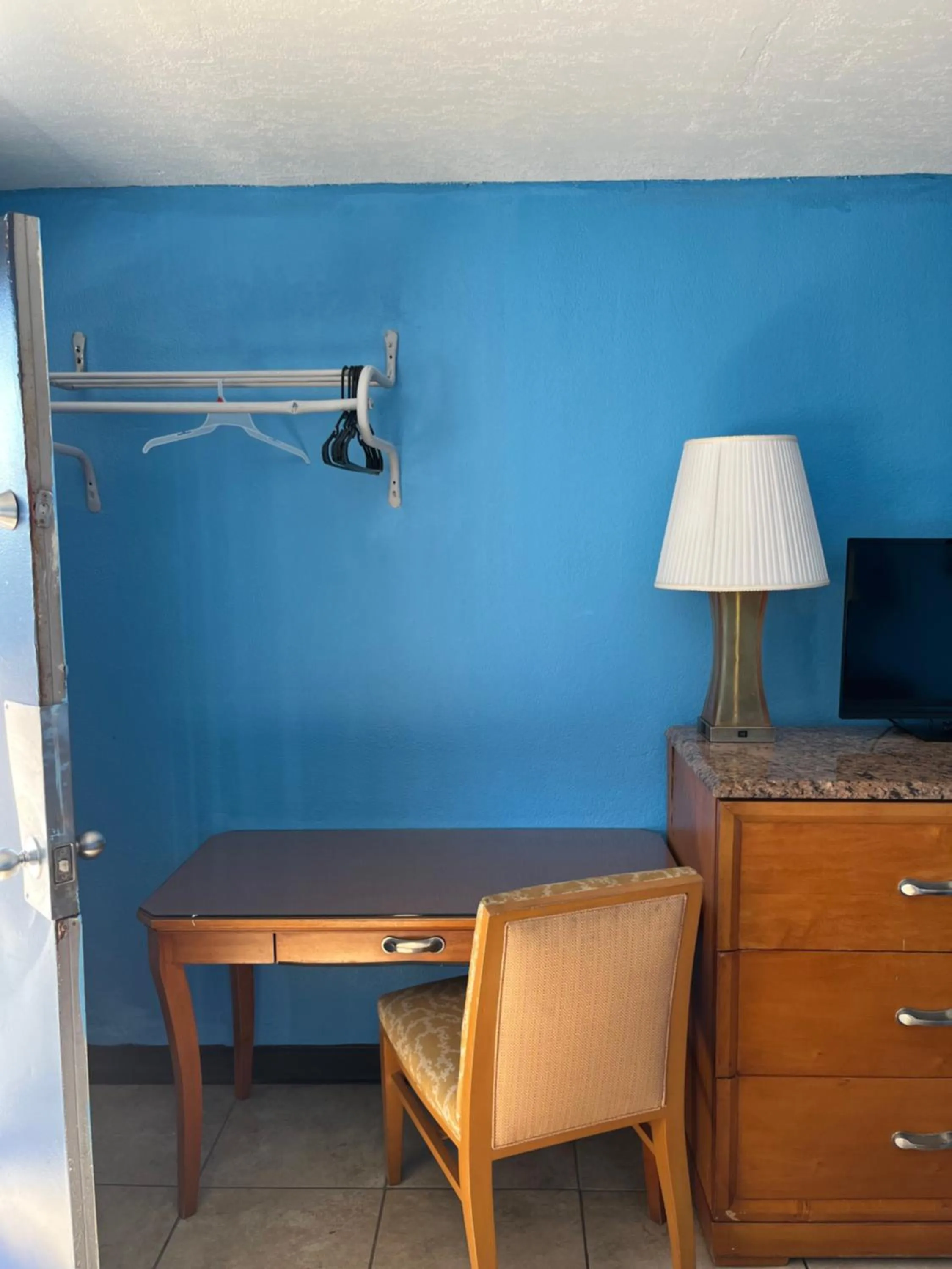 hair dresser in Budget Inn