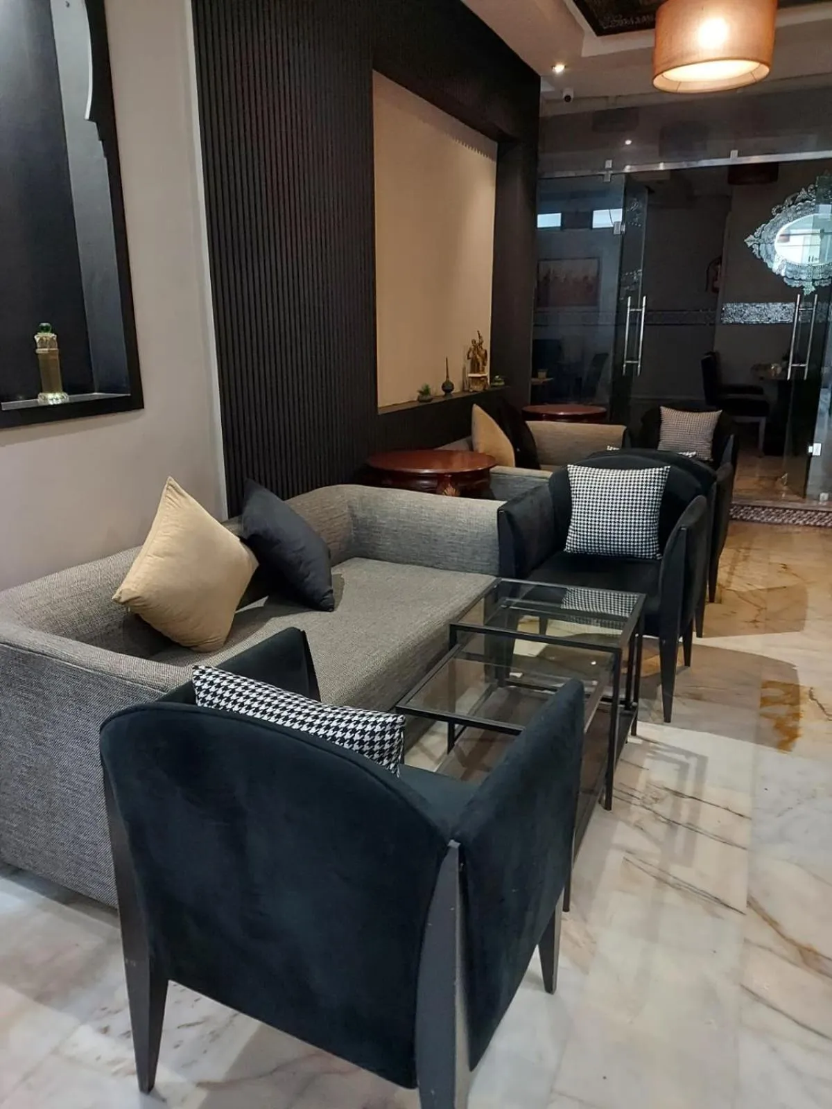 Living room in Cadé Hotel