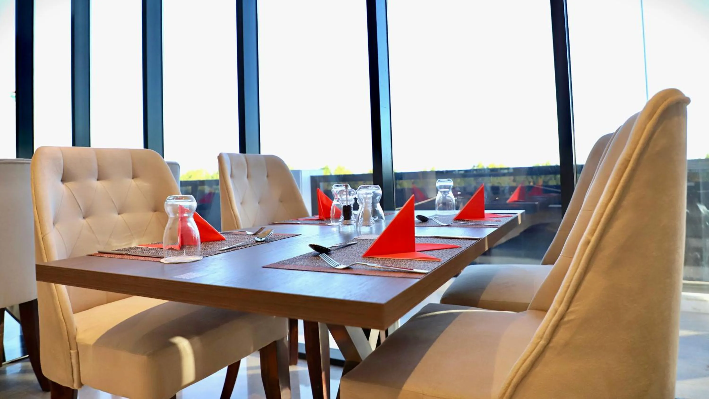 Restaurant/places to eat in Five Seasons Hotel