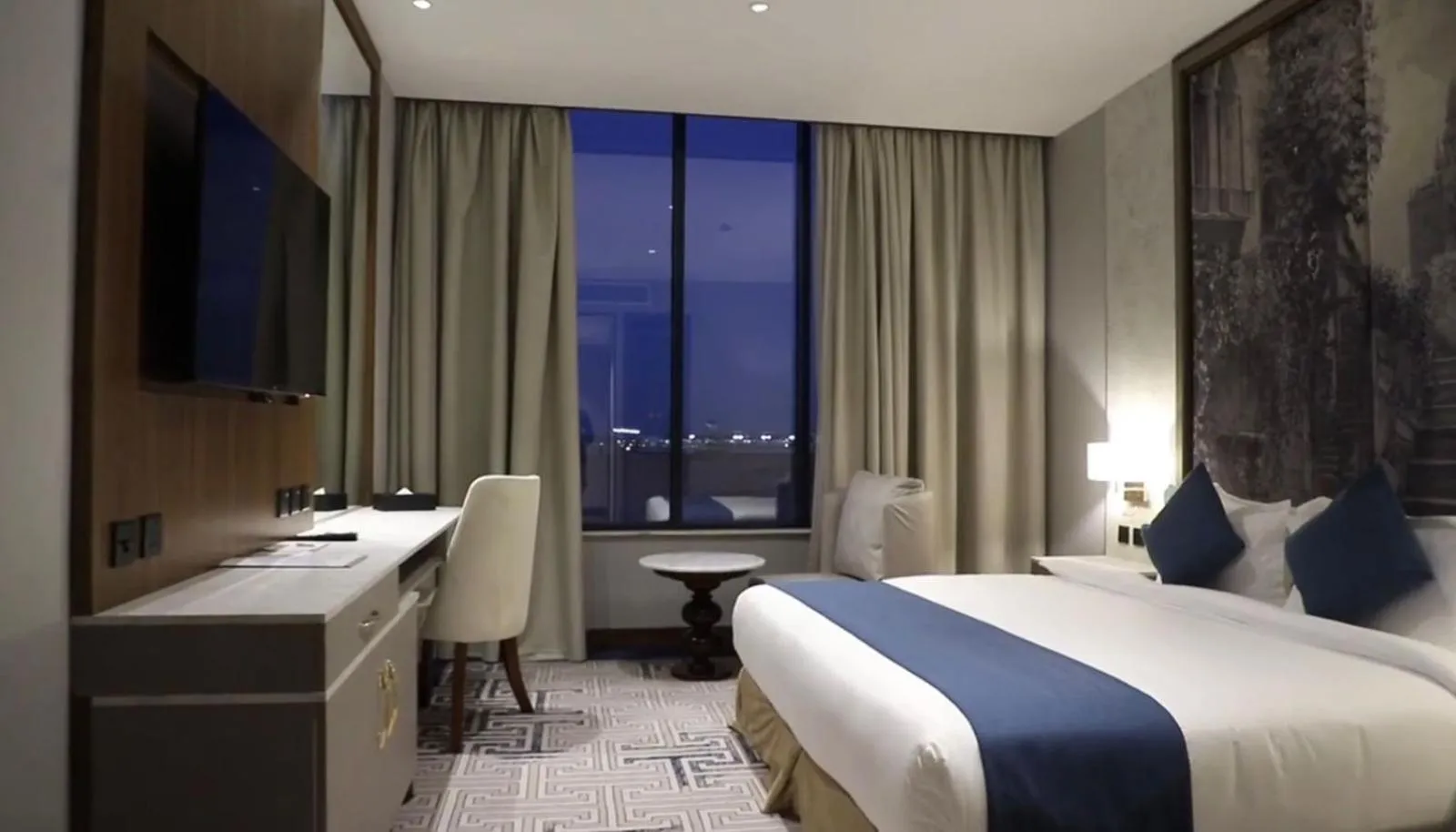 Bed in Five Seasons Hotel