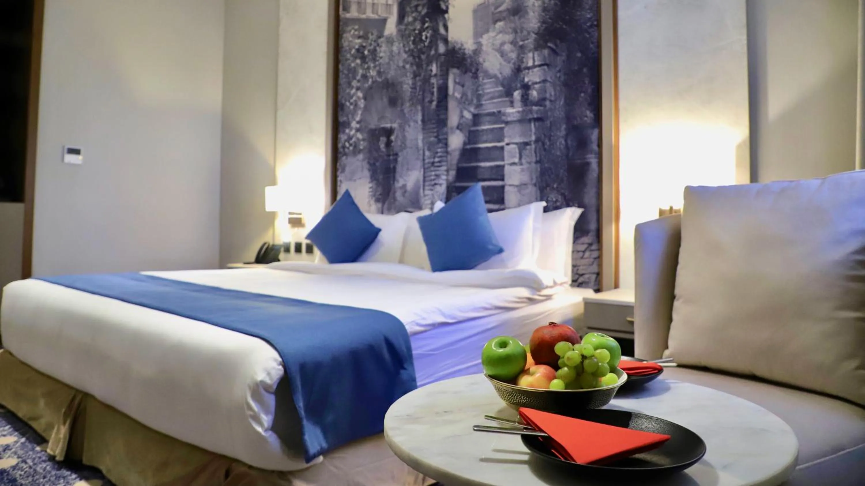 Bed in Five Seasons Hotel