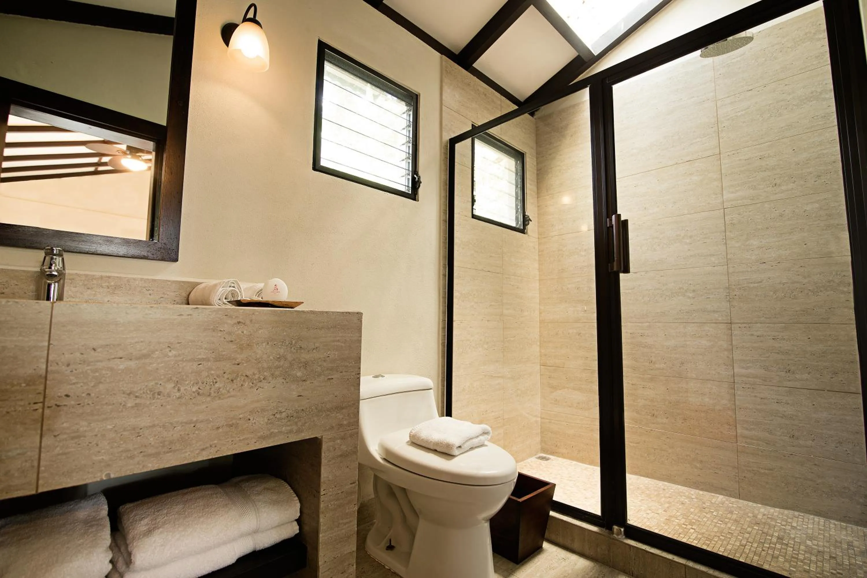 Bathroom in Hotel Jungle Lodge Tikal