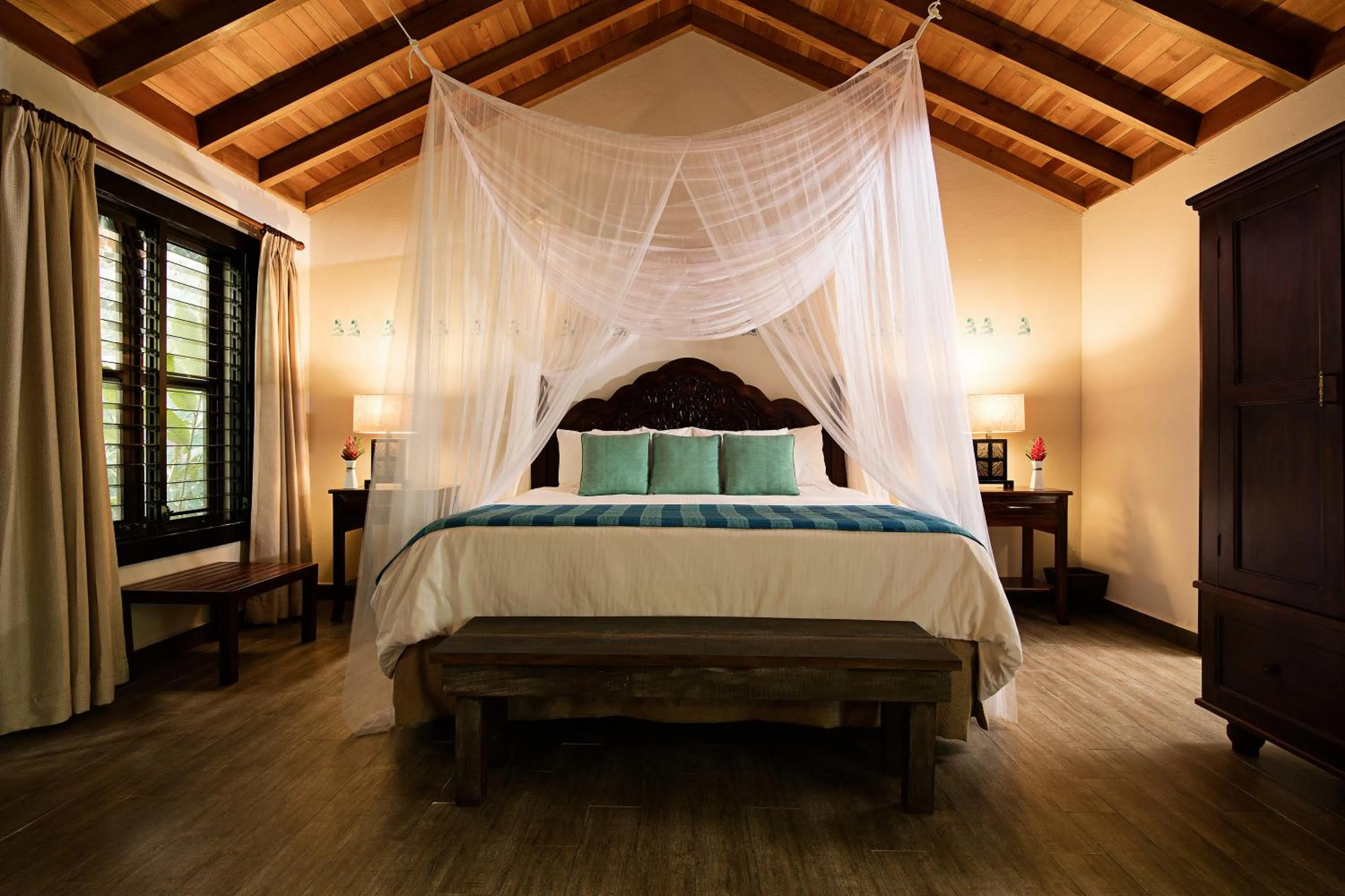 Photo of the whole room, Bed in Hotel Jungle Lodge Tikal