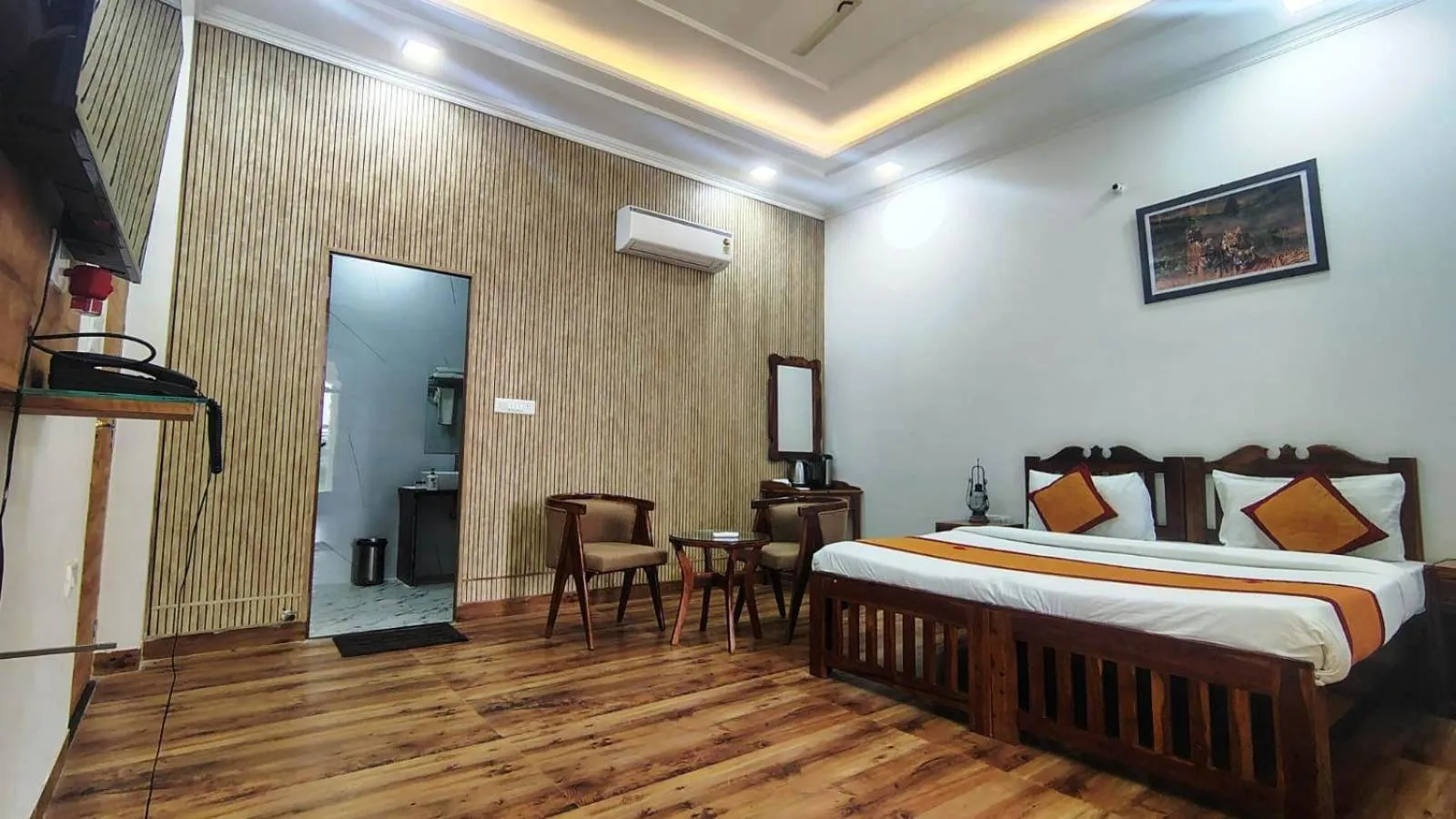 Photo of the whole room, Bed in Ranthambore Jalsa