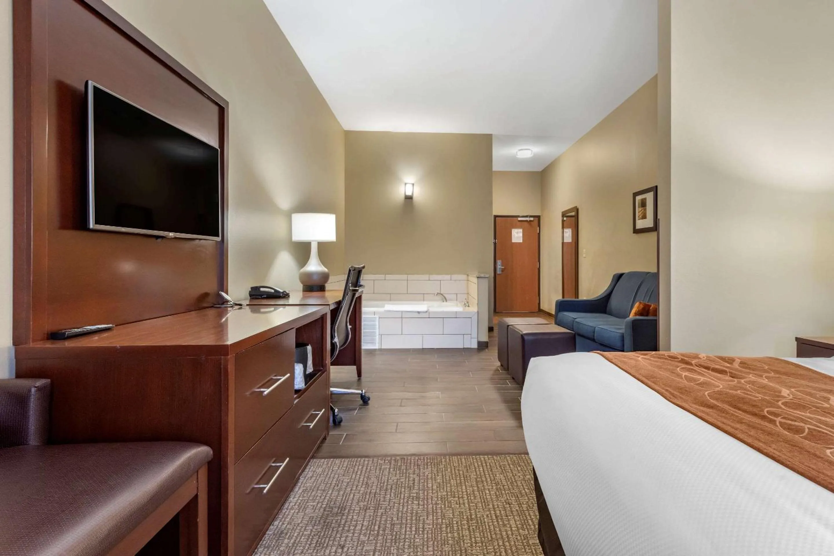 Hot Tub, Bed in Comfort Suites Bridgeport - Clarksburg