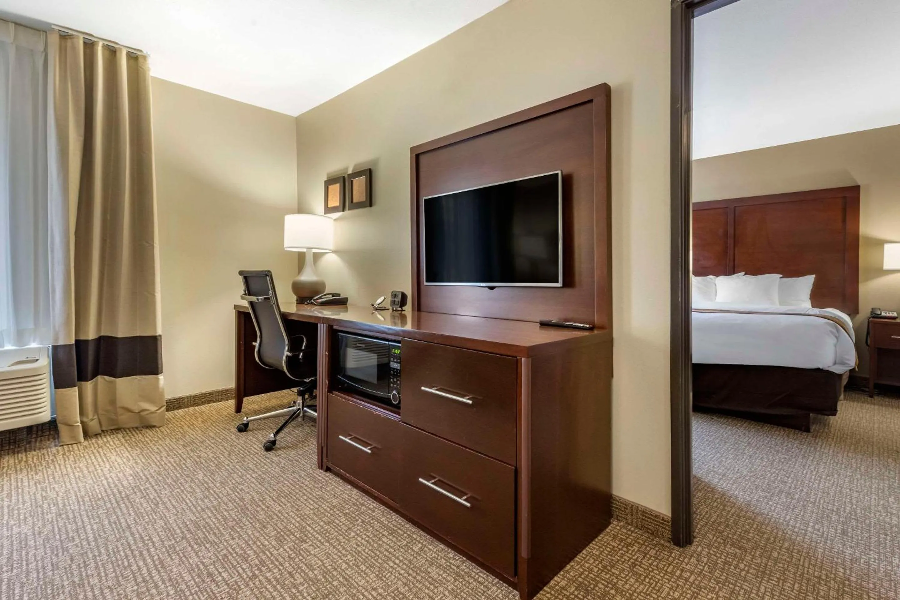 Bedroom, Bed in Comfort Suites Bridgeport - Clarksburg