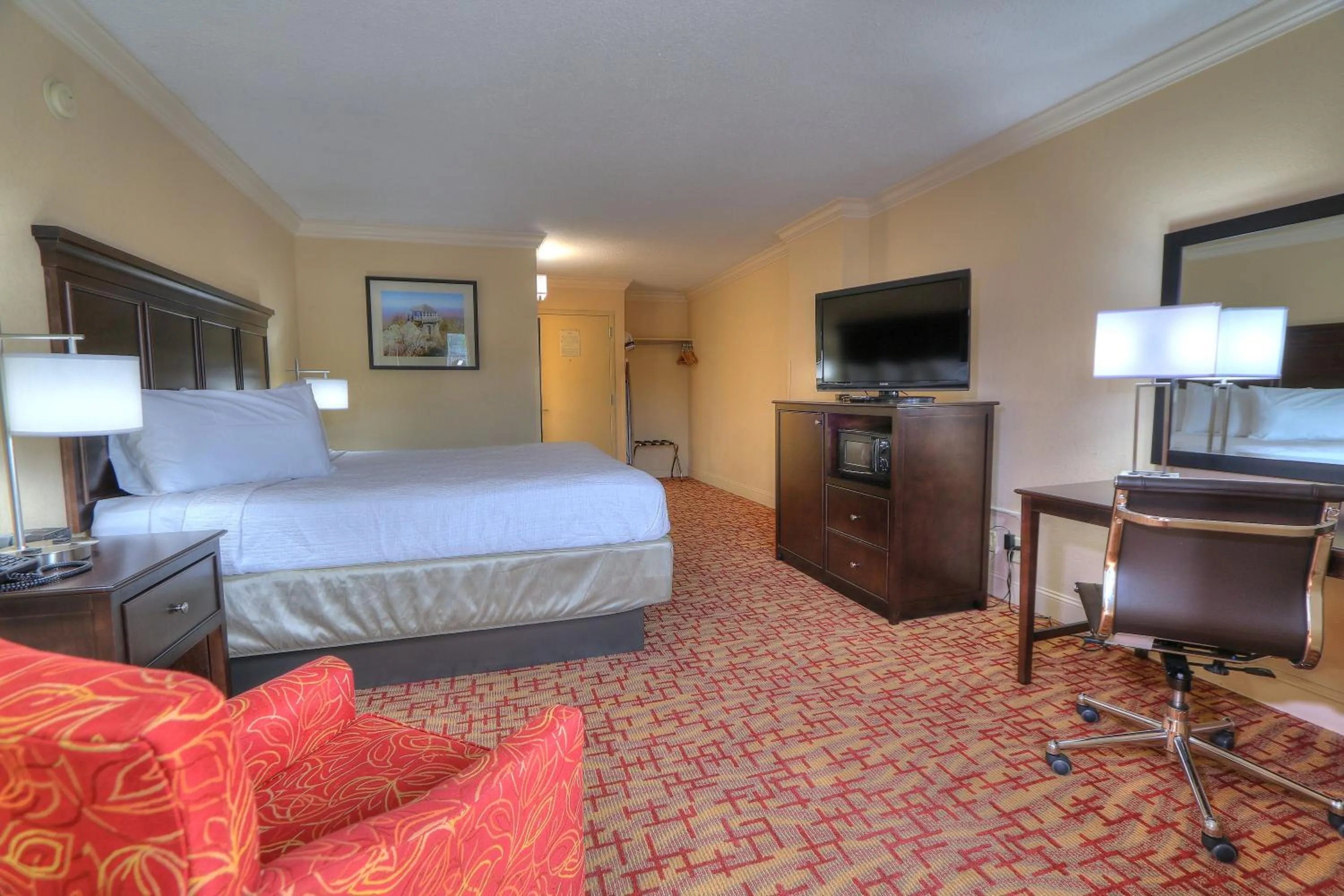 Bed in Edgewater Hotel and Conference Center