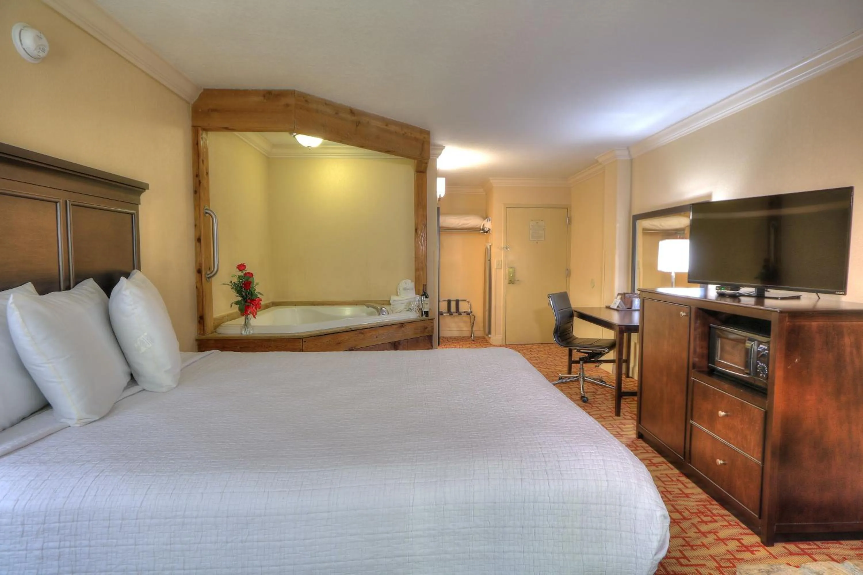 Photo of the whole room, Bed in Edgewater Hotel and Conference Center