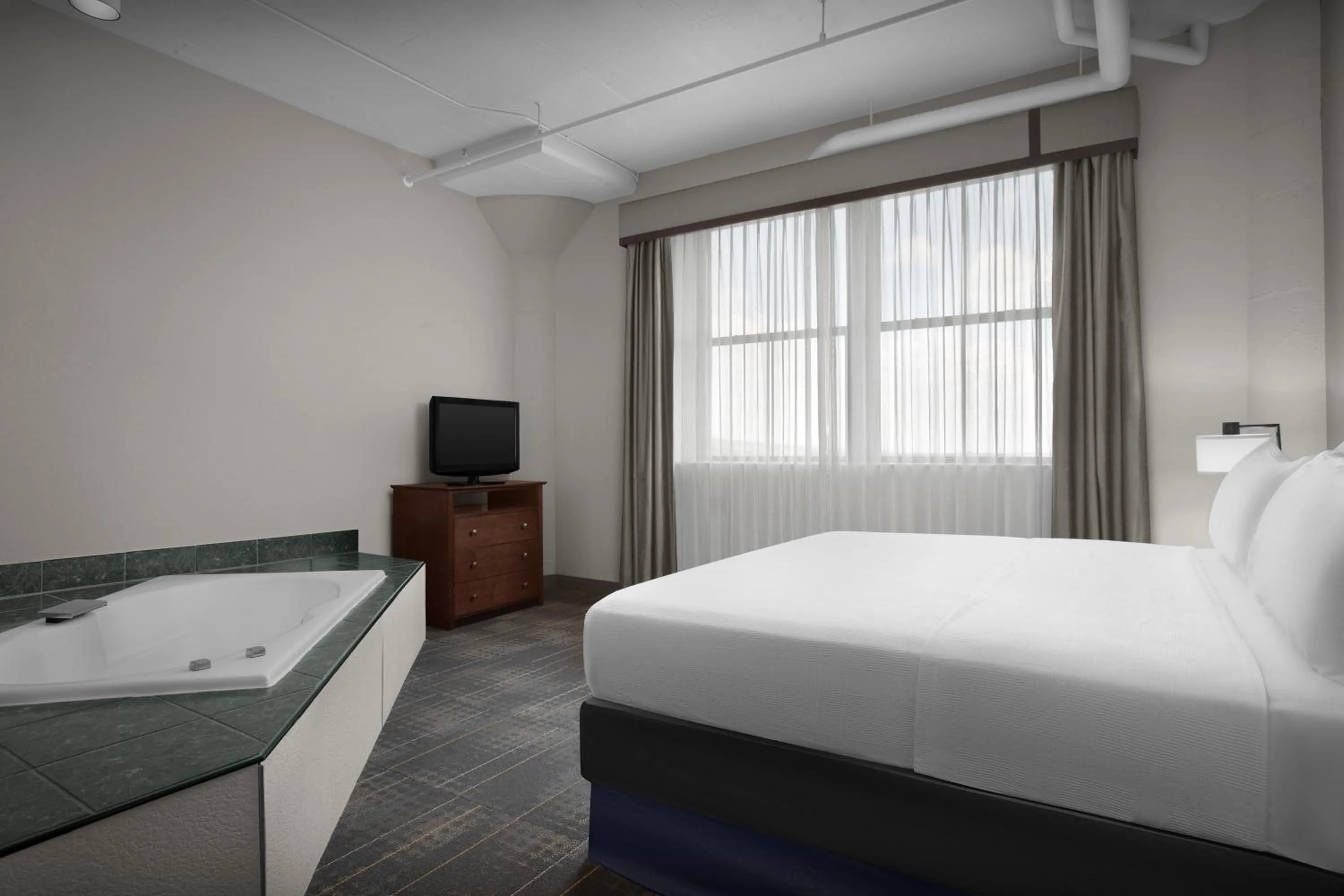 Hot Tub, Bed in The Suites Hotel at Waterfront Plaza