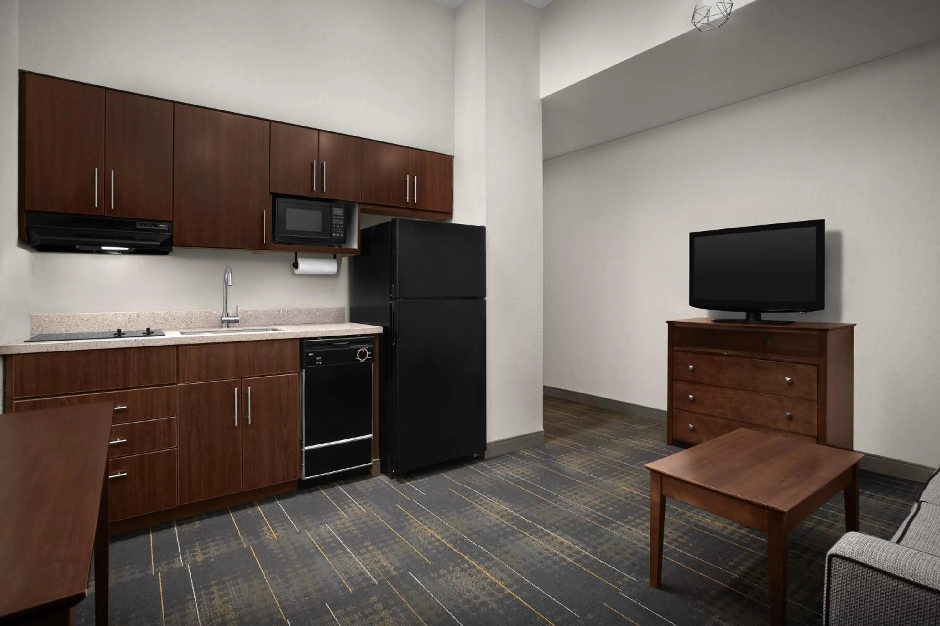 Communal lounge/ TV room in The Suites Hotel at Waterfront Plaza